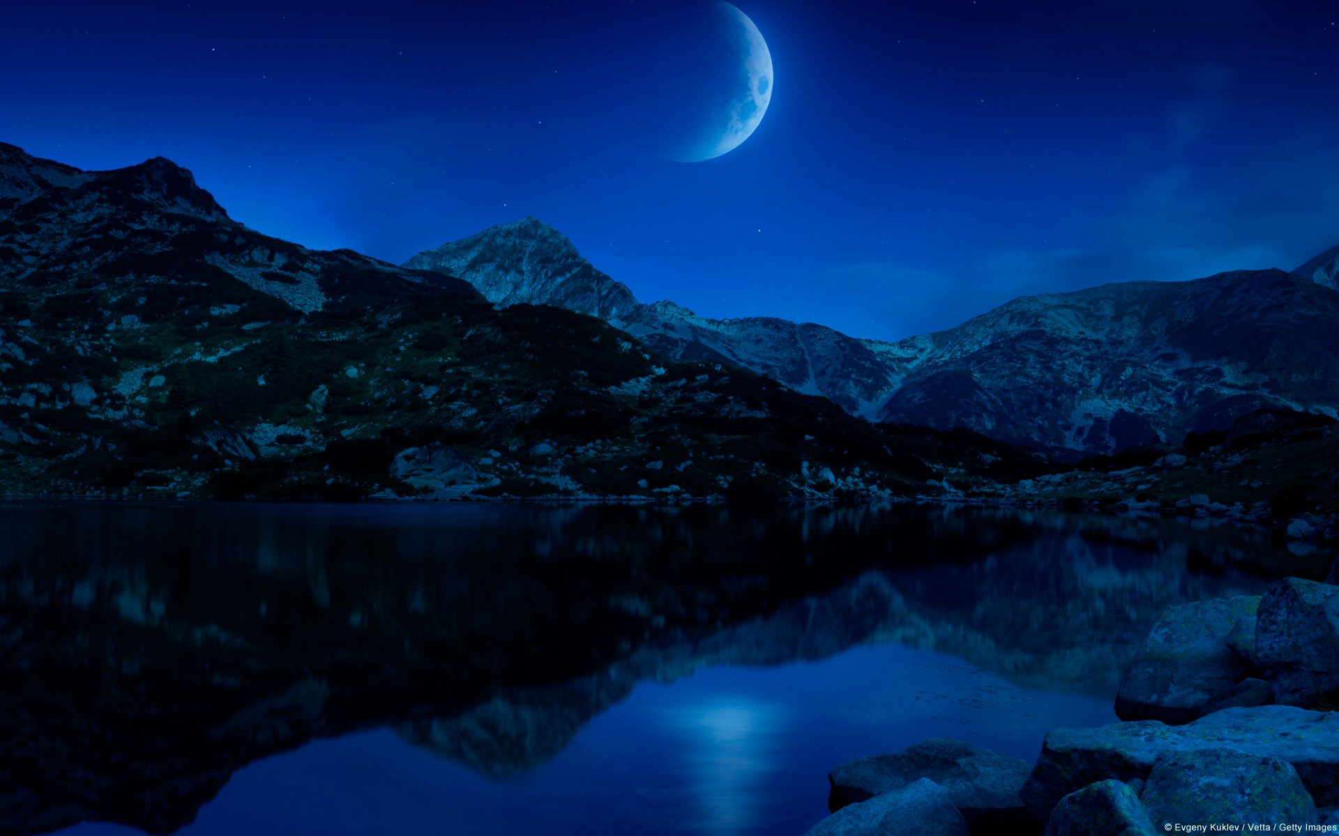 523843 免費下載壁紙 摄影, 景致, 新月, 奇幻, 湖泊, 月亮, 山, 夜晚, 倒影, 天空 屏保和圖片