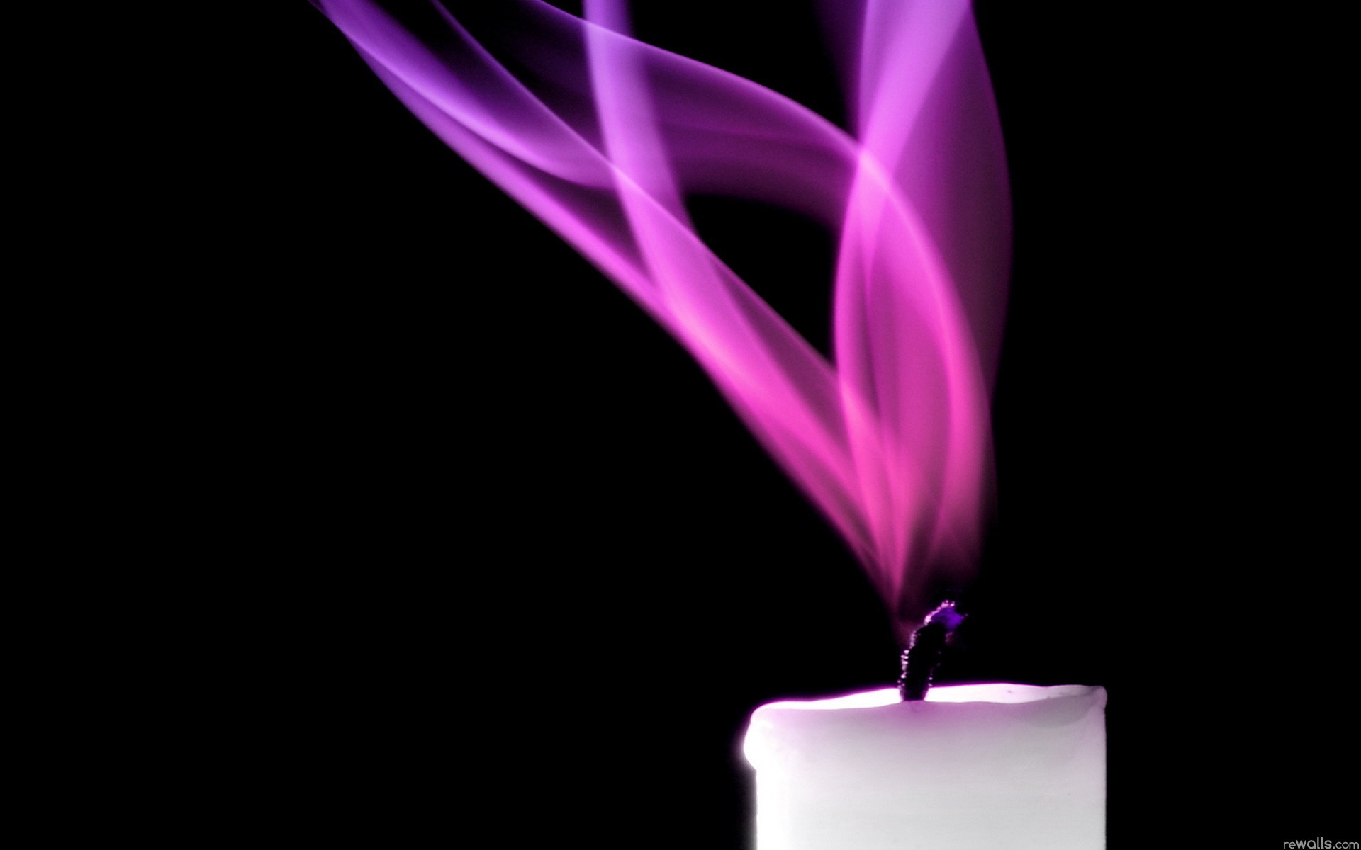 Свеча с розовым пламенем