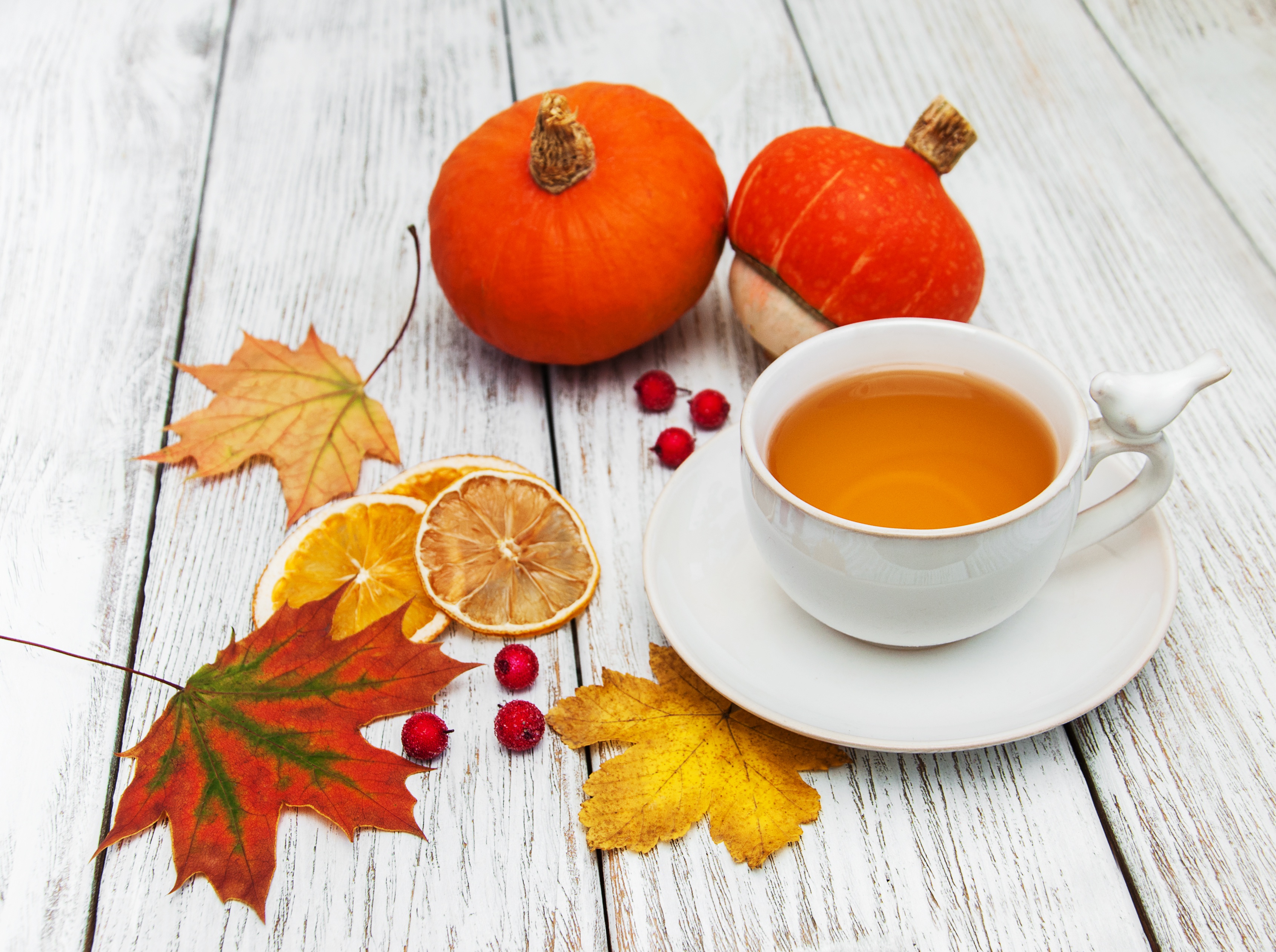 Чай и листья осенние и тыквы