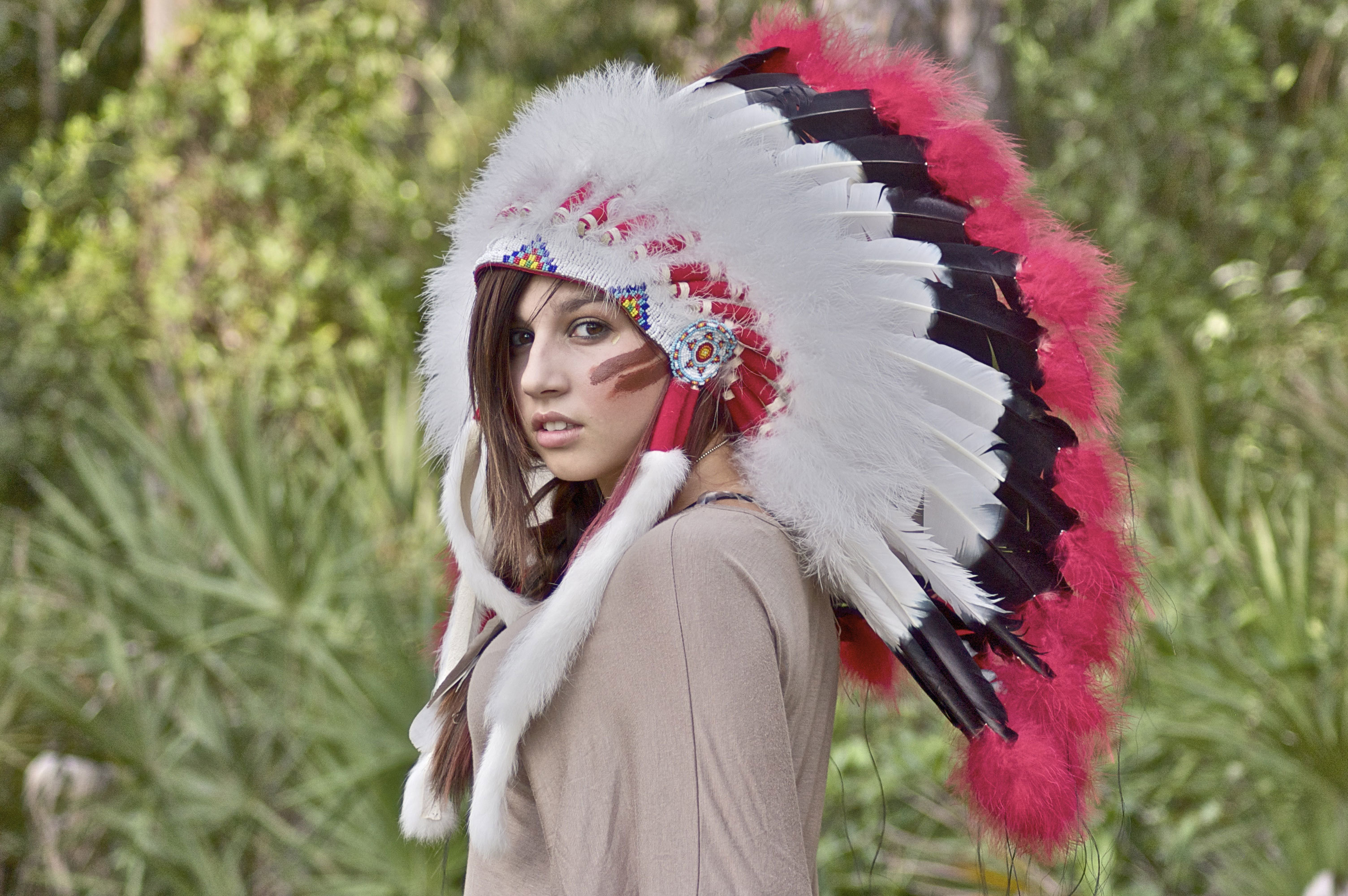 Фото индейца с перьями на голове