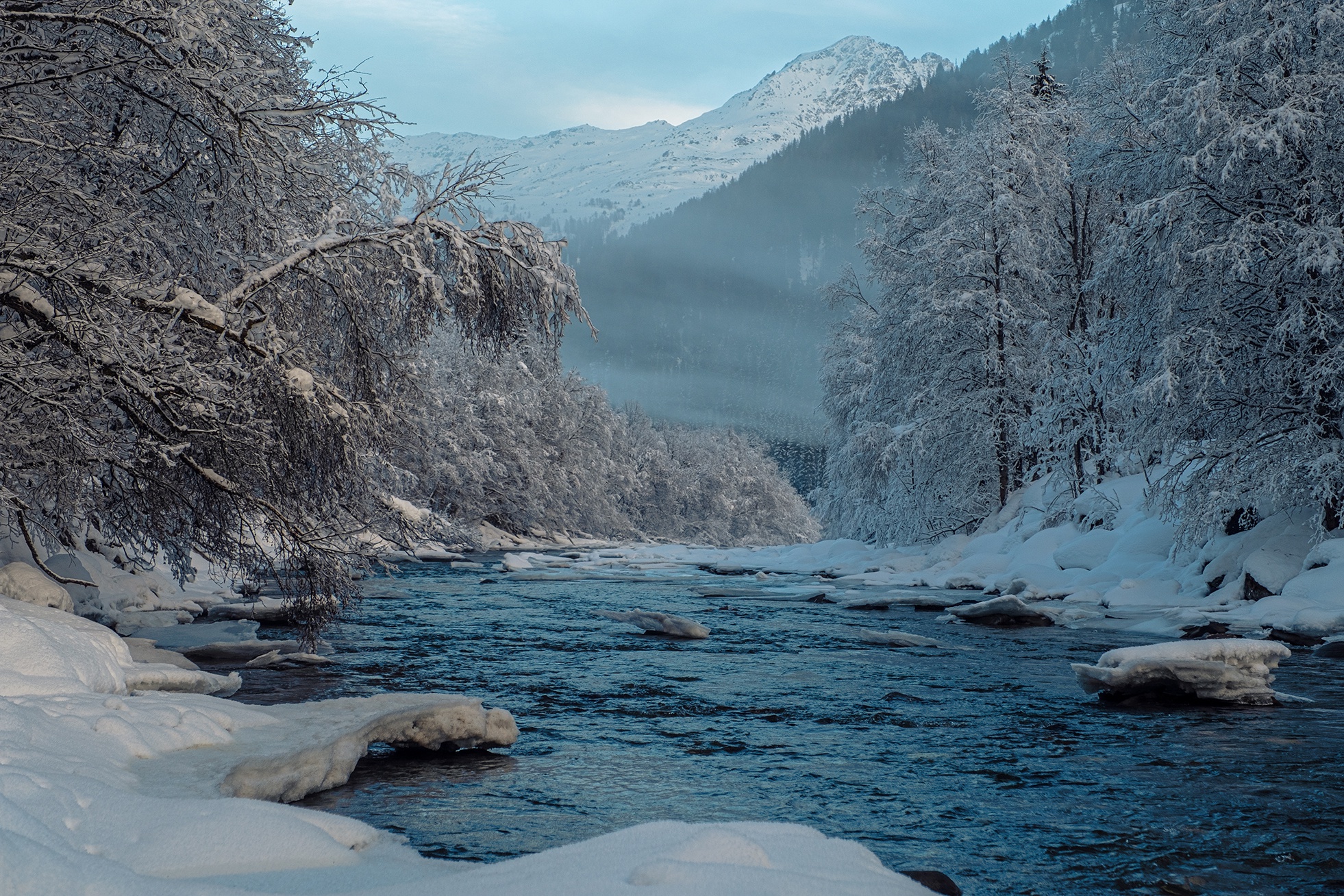Снежная Горная река