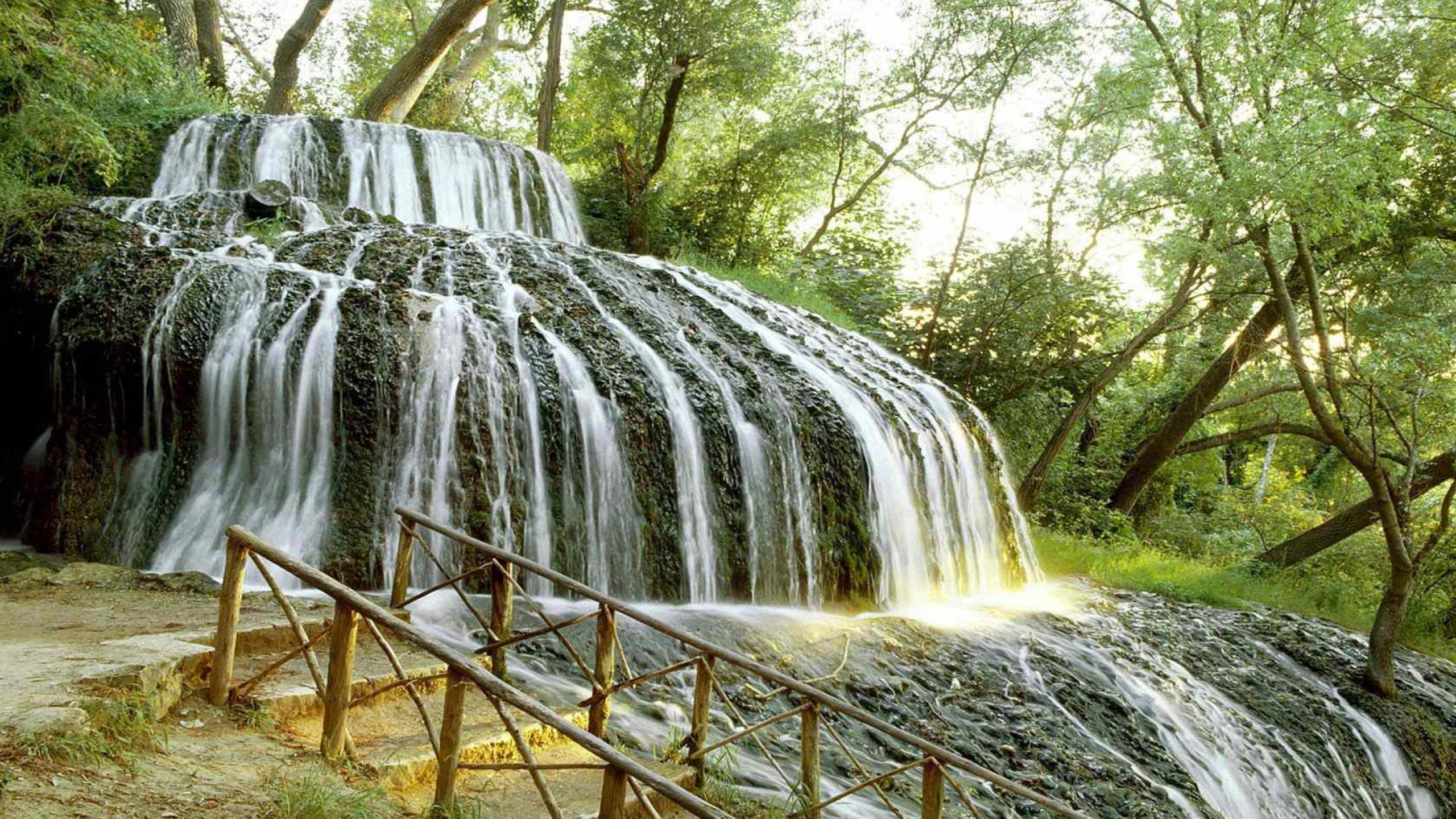 водопад в парке