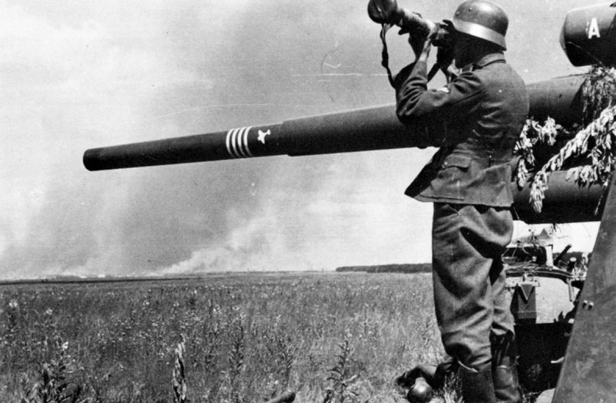 Частая и сильная стрельба из артиллерийских. Немецкая пушка Flak 88. Немецкие зенитки второй мировой войны 88. Что немецкая 88 мм зенитка второй мировой. Артиллерия вермахта Flak 88.