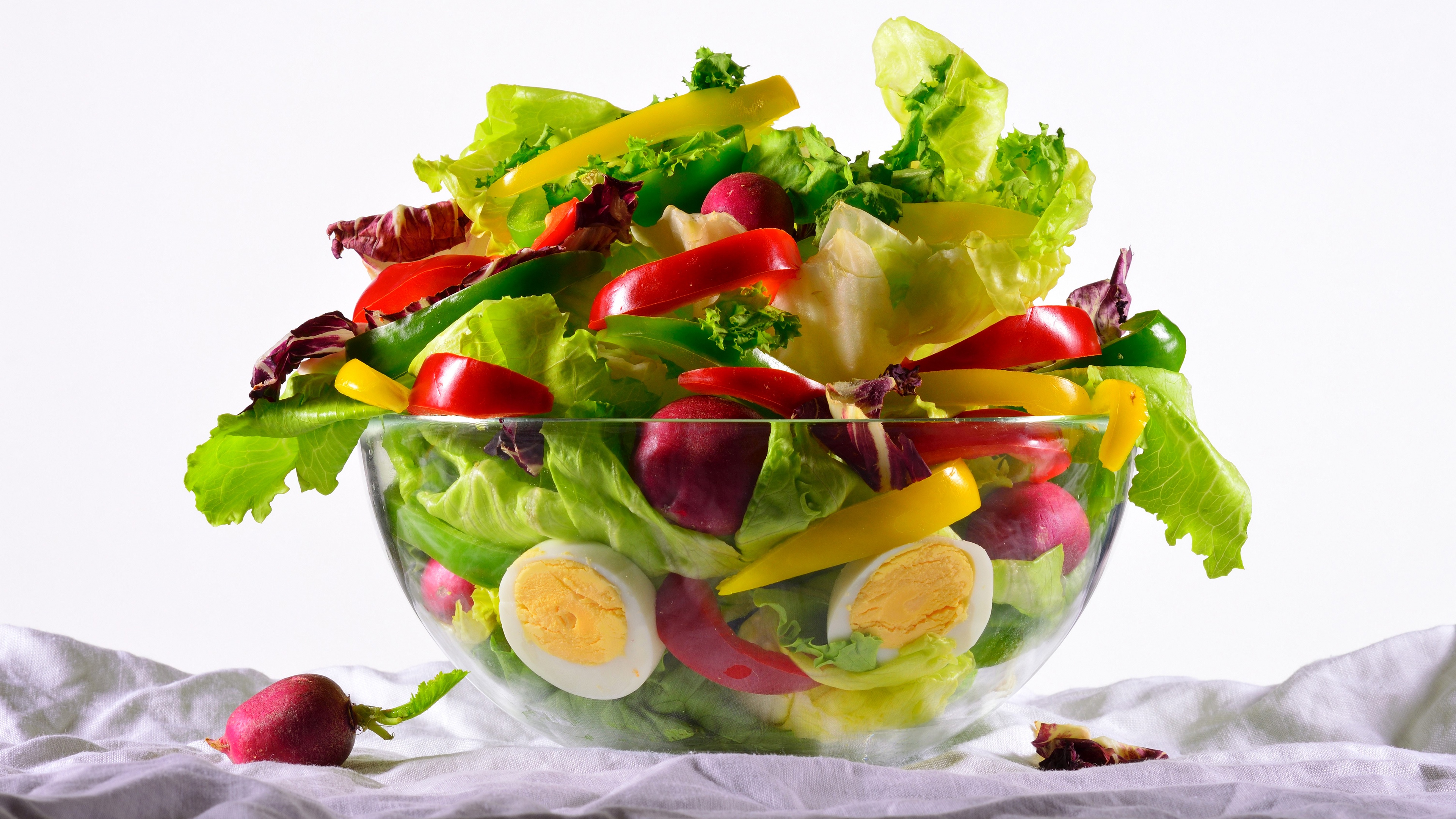 Овощной салат на белом фоне