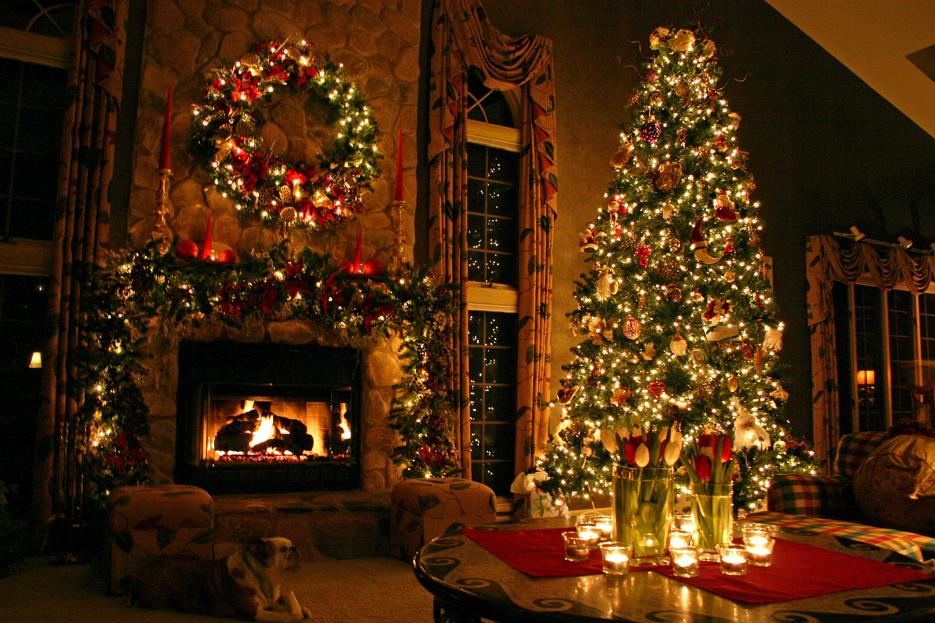 545184 Hintergrundbild herunterladen weihnachten, weihnachtsbaum, feiertage, weihnachtsbeleuchtung, kerze, weihnachtsschmuck, kamin, tulpe - Bildschirmschoner und Bilder kostenlos