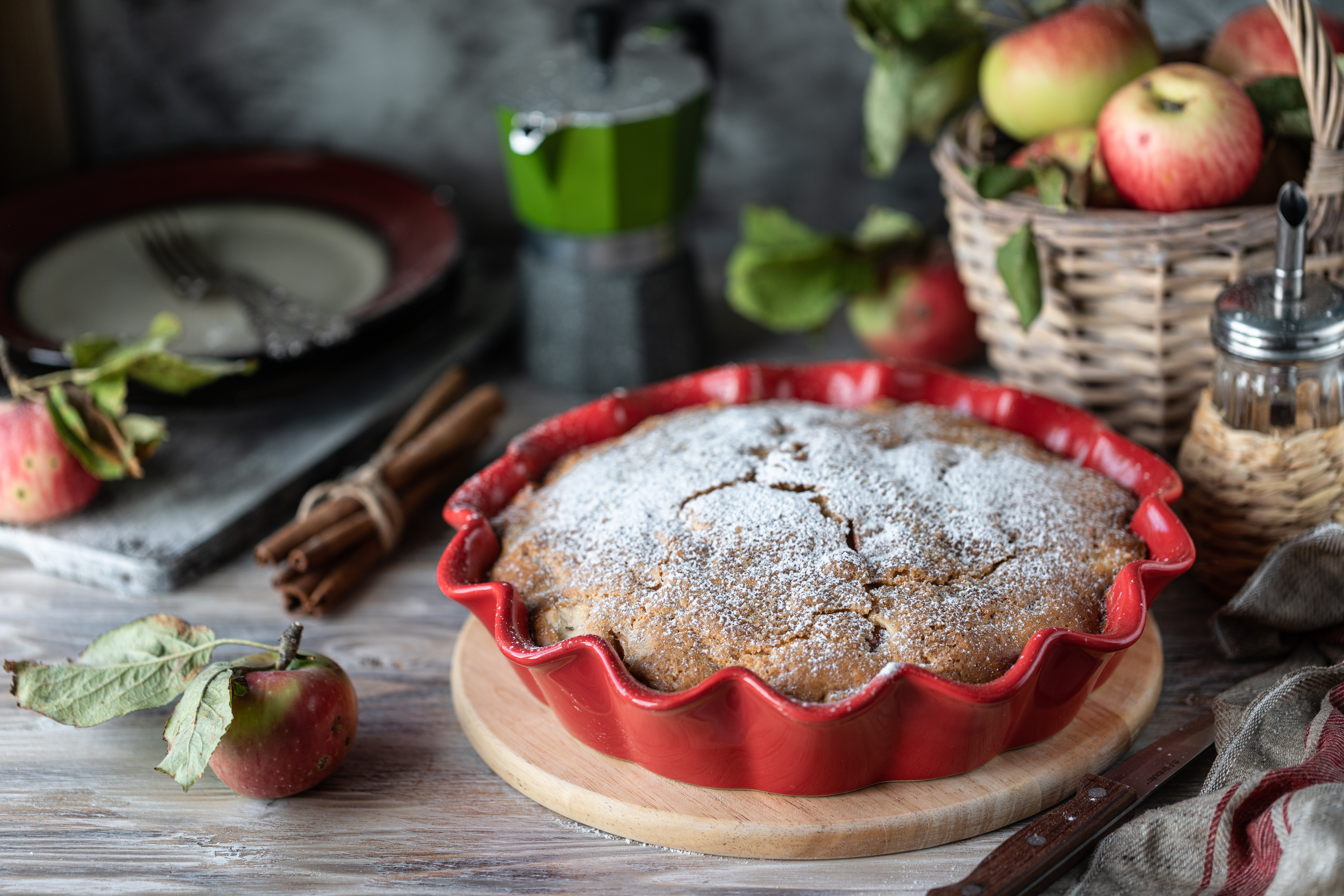 Шарлотка с яблоками и чай