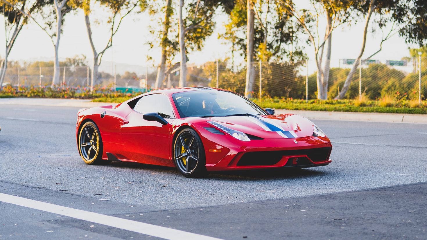 Ferrari 458 Italia сбоку