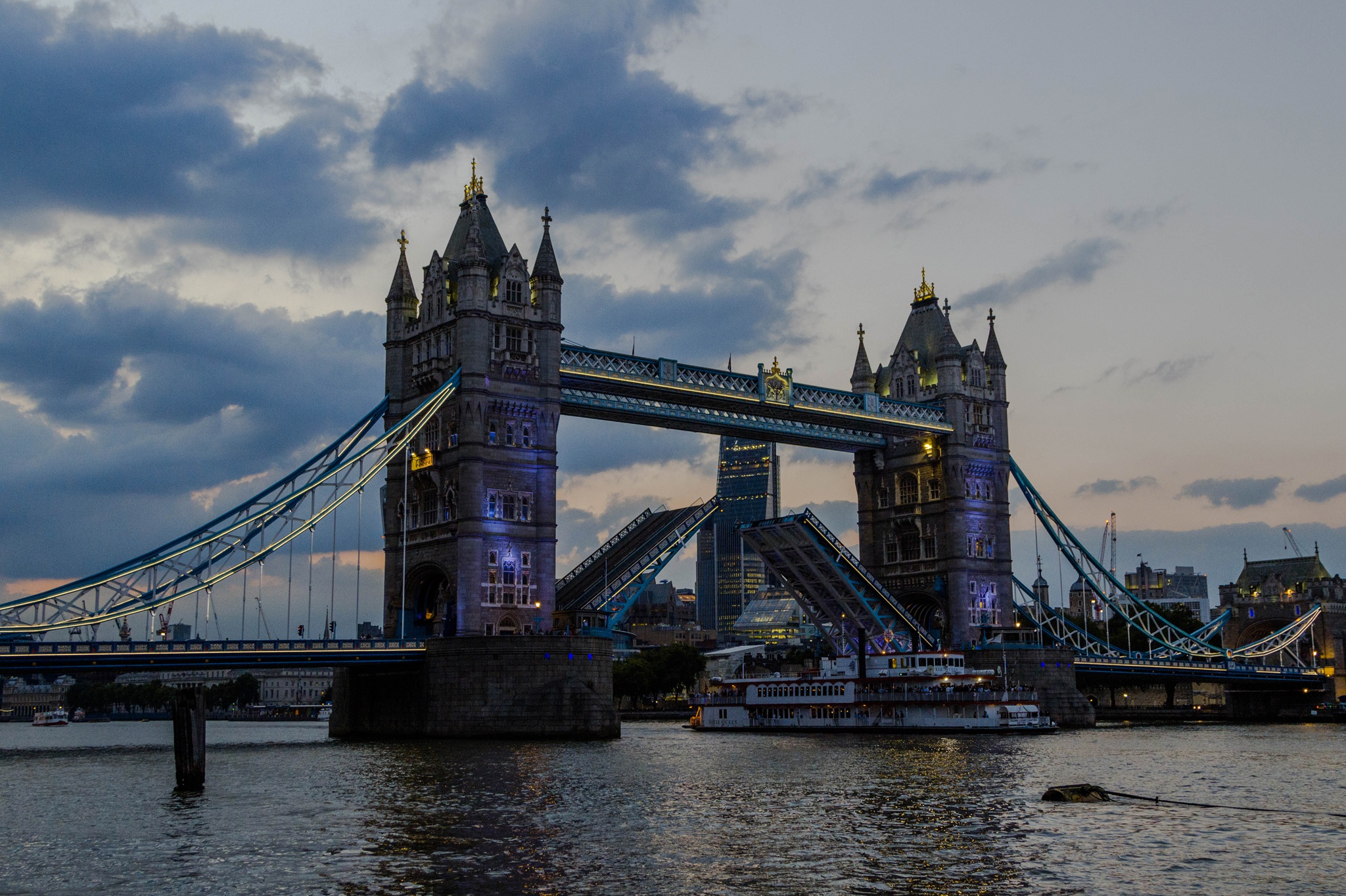 Тауэрский мост лондон. Река Темза и Тауэрский мост. Тауэр бридж и Темза. Тауэрский мост в Великобритании. Лондон мост Тауэр бридж.