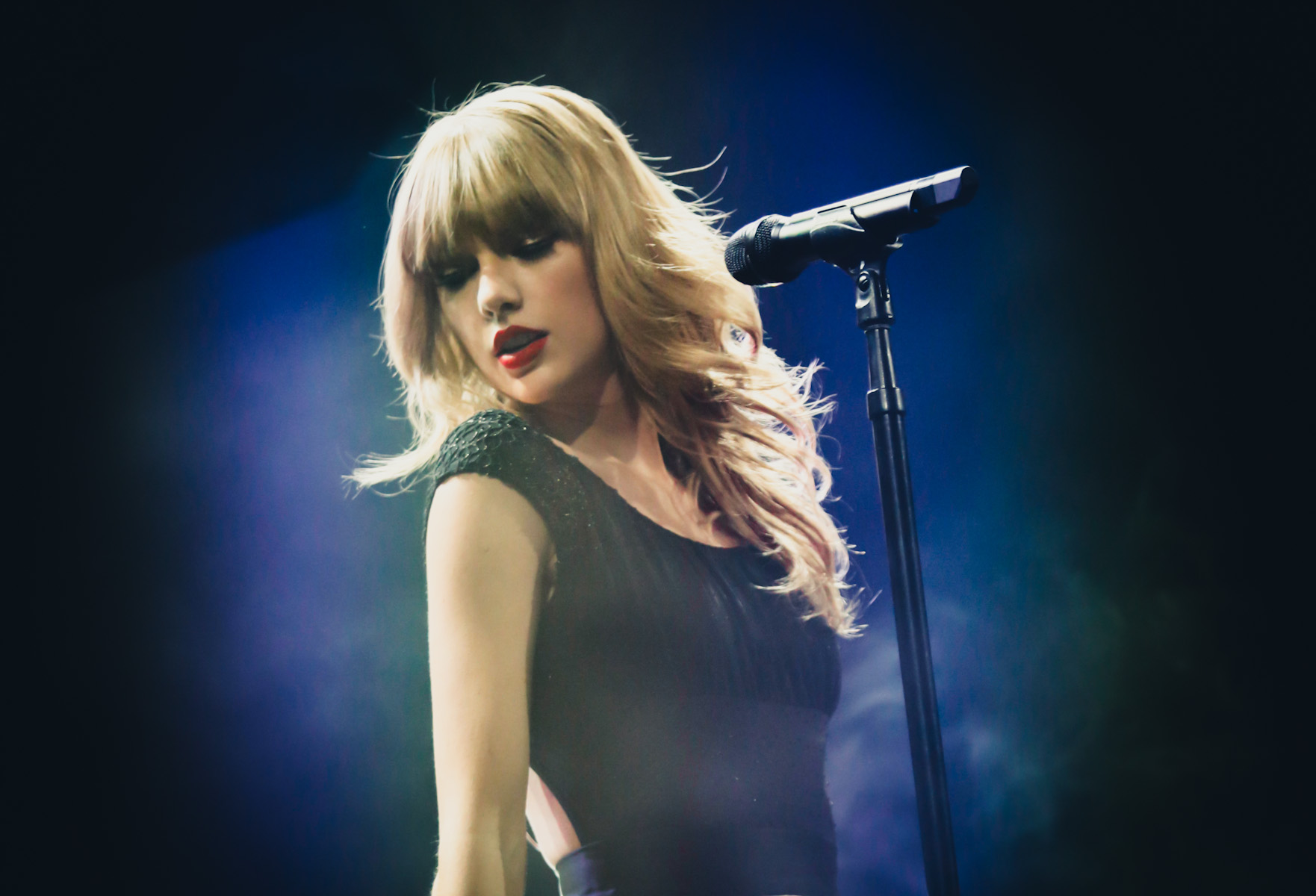 Тейлор свифт билеты. Образы певиц. Сценические образы певиц. Тейлор Свифт альбомы. Taylor Swift обои.