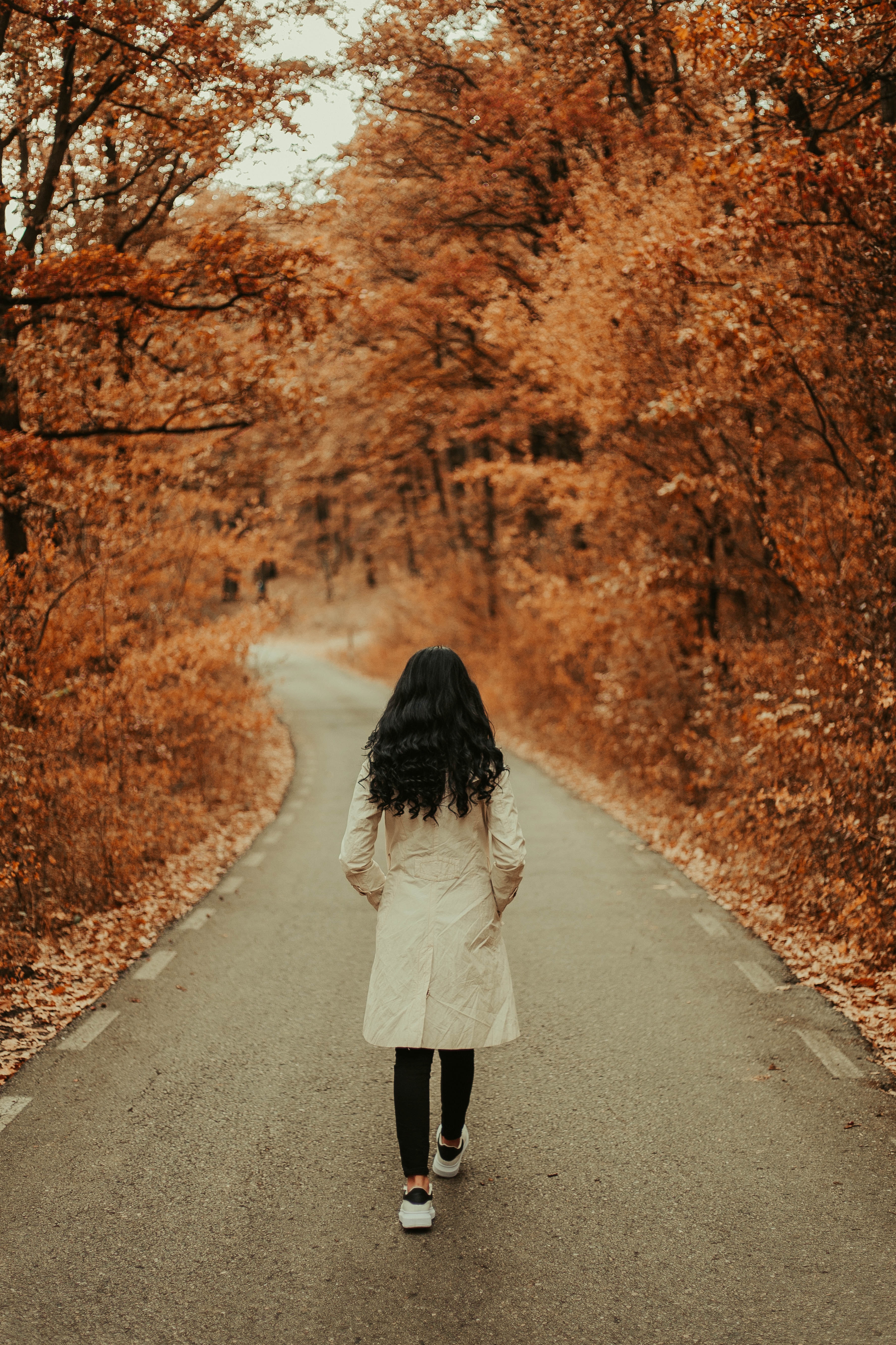 Девушка гуляет осенью