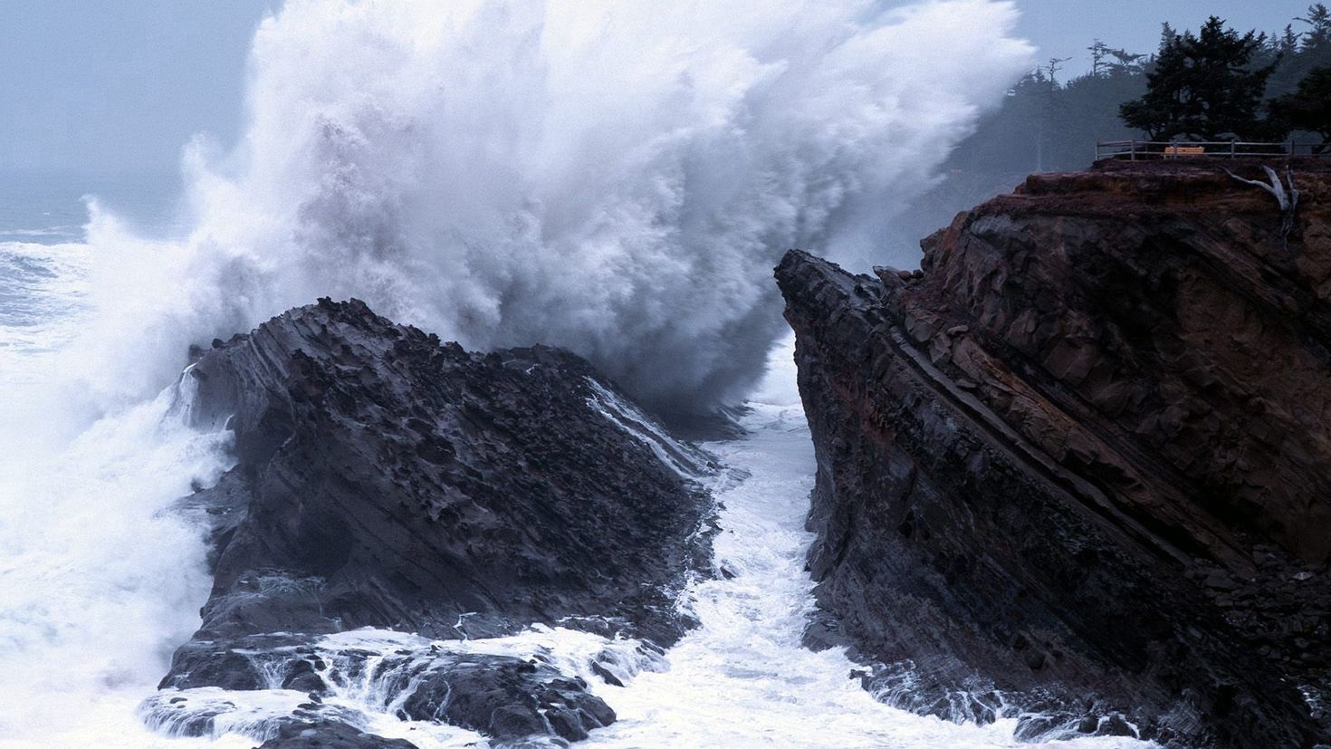 Разрушение островов. Волны и скалы. Море скалы шторм. Волны бьются о скалы. Волны разбиваются о скалы.