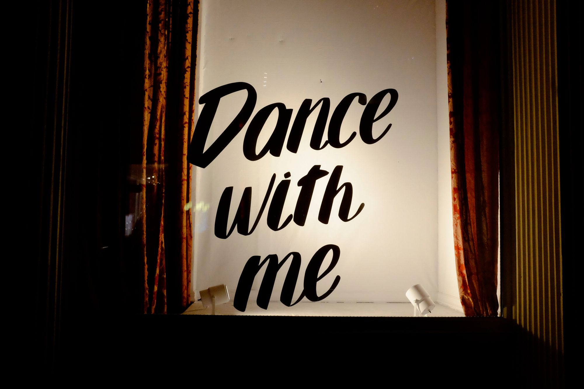 Надпись Dance with me. Танцуй надпись. Обои на ноутбук с надписями. Обои со словом танцуй.