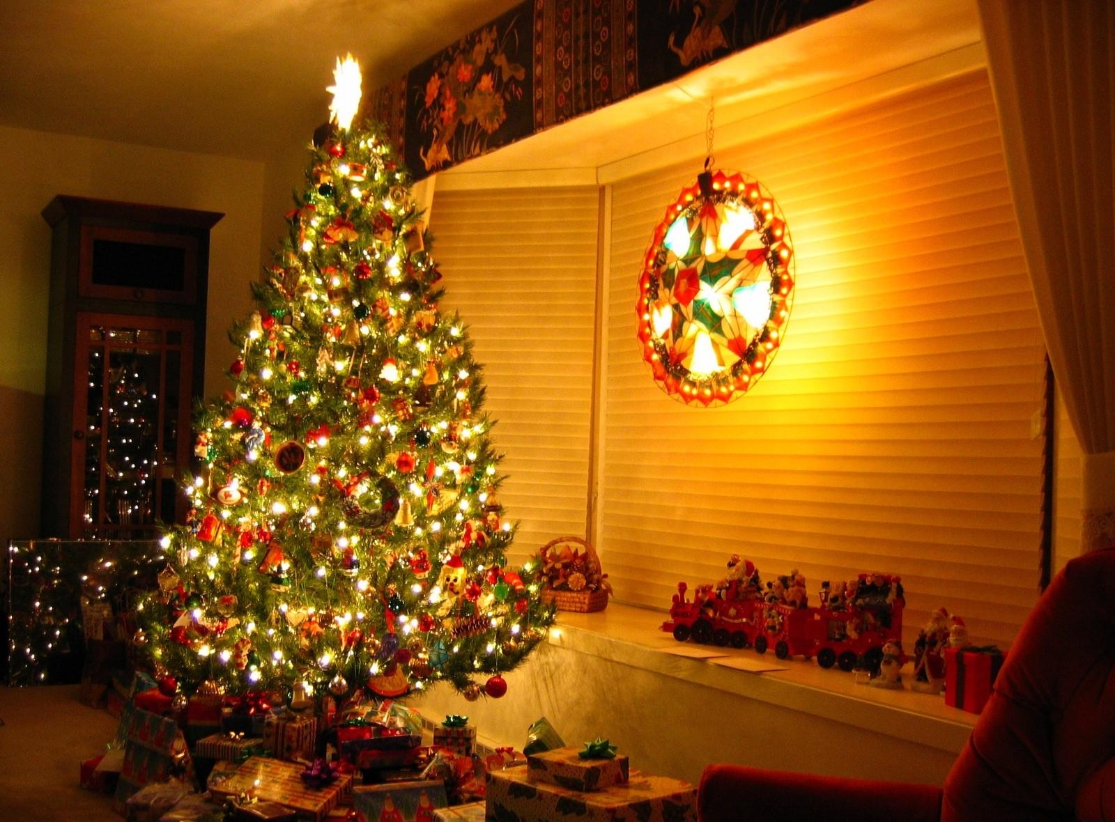 126437 Hintergrundbild herunterladen feiertage, neujahr, dekoration, spielzeug, weihnachten, neues jahr, urlaub, haus, weihnachtsbaum, garland, girlanden, die geschenke, geschenke - Bildschirmschoner und Bilder kostenlos