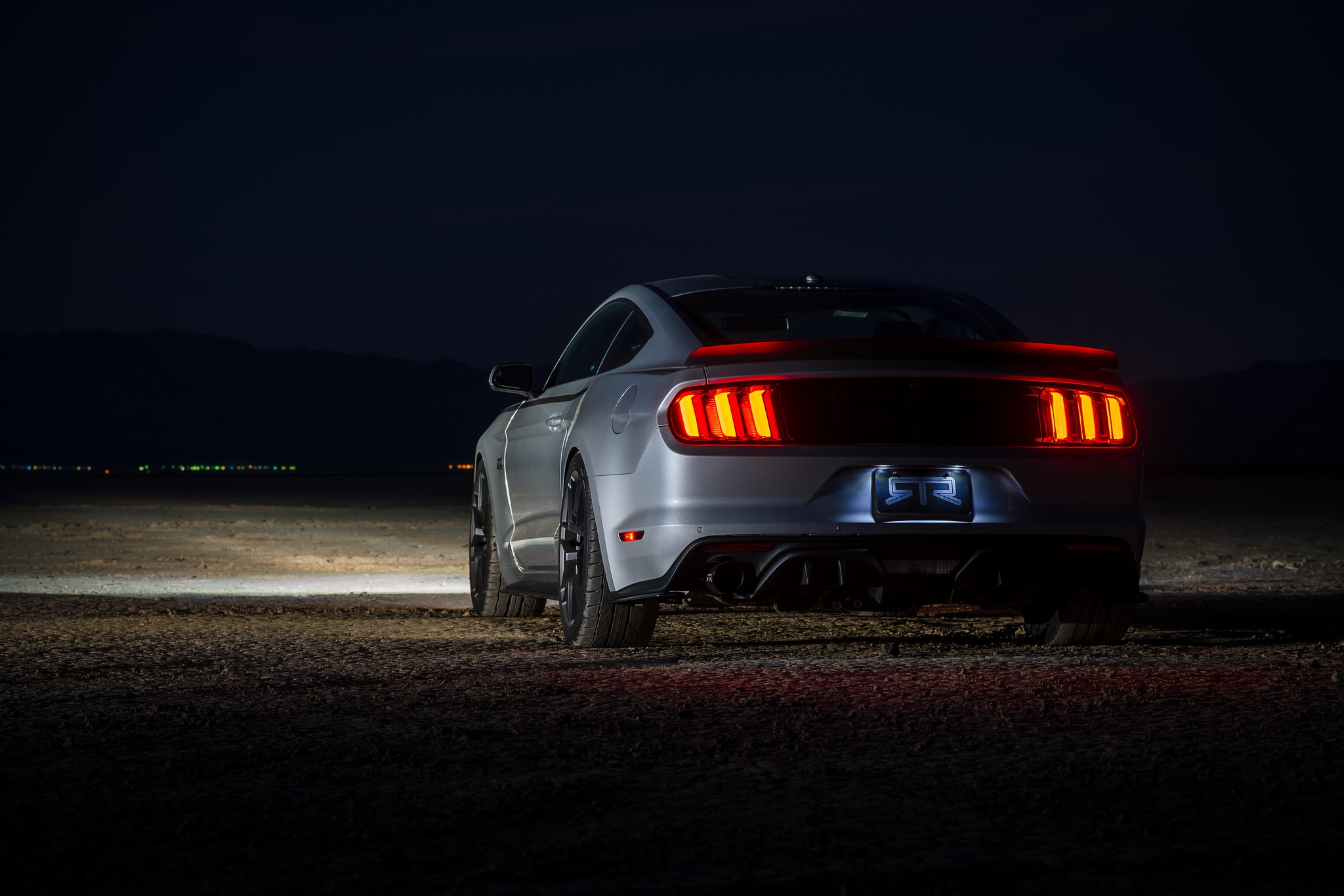 Ford Mustang gt ночью