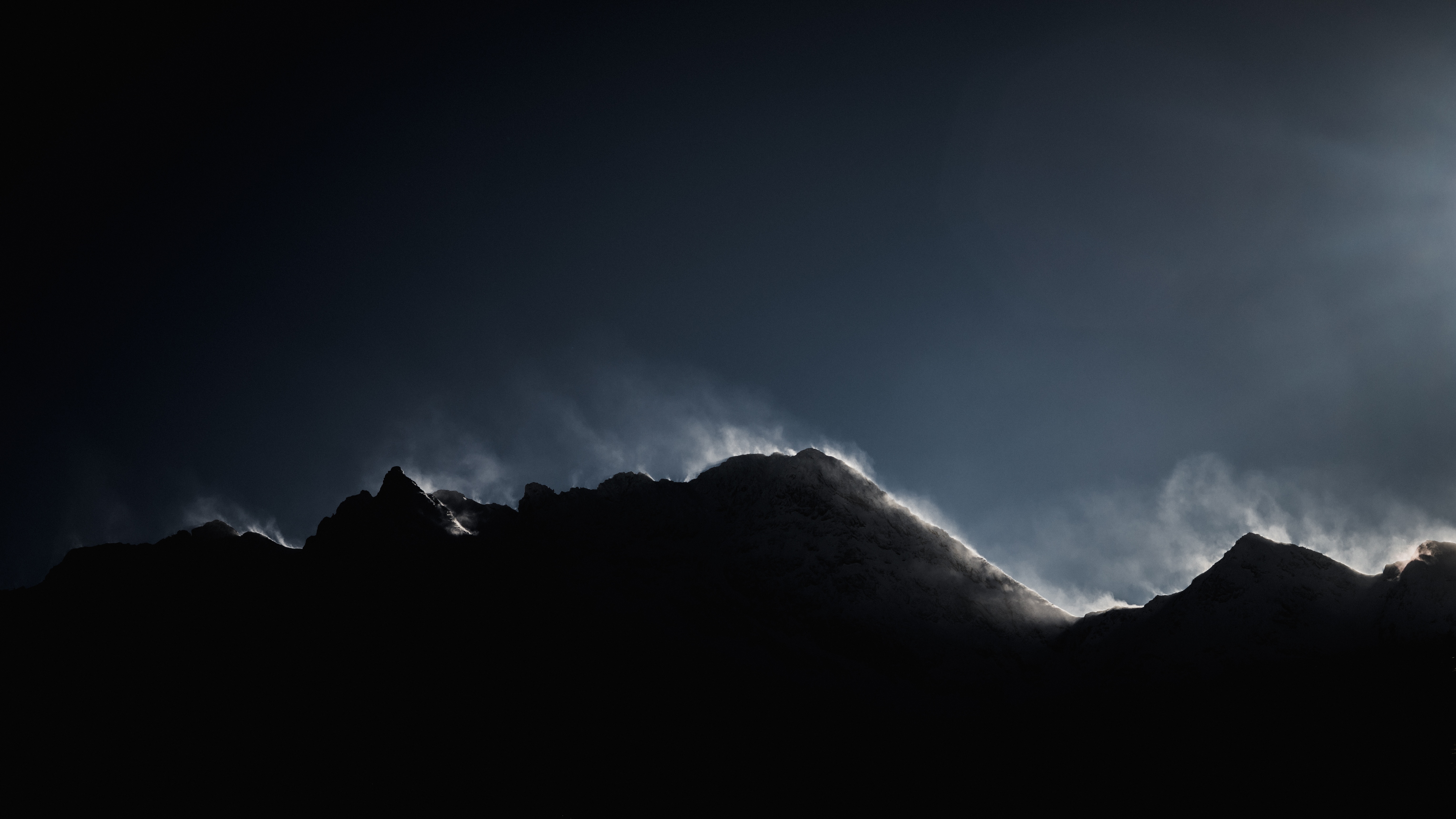 Темно синие вершины гор 1 изрытые. Темные горы. Горы в тумане. Горы в темноте. Темные обои.