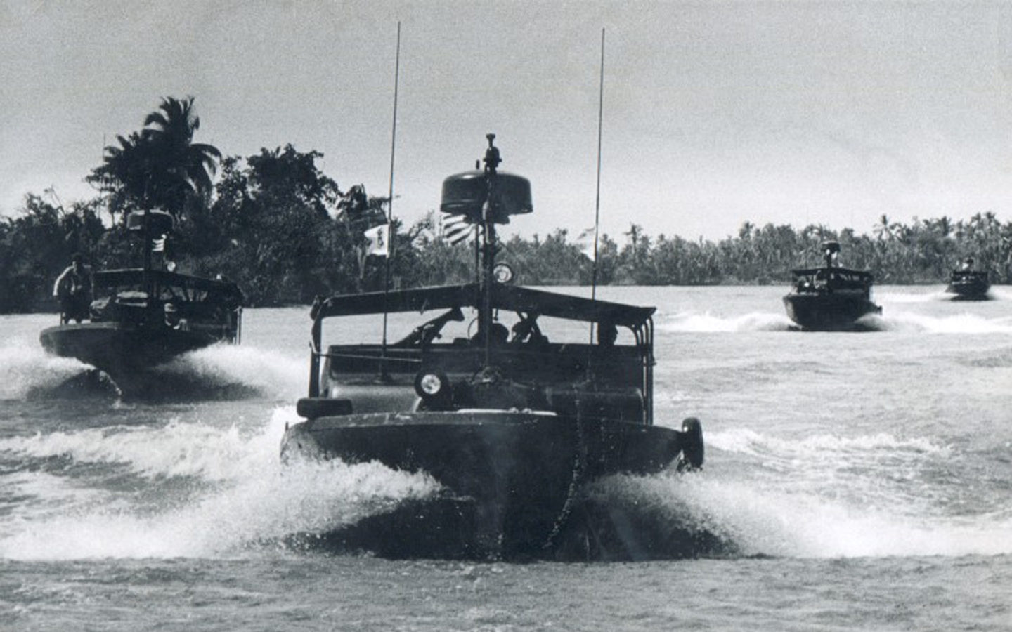 Речные силы. Vietnam Patrol Boat. Американские солдаты на лодке река Меконг. На чем передвигаются военные.