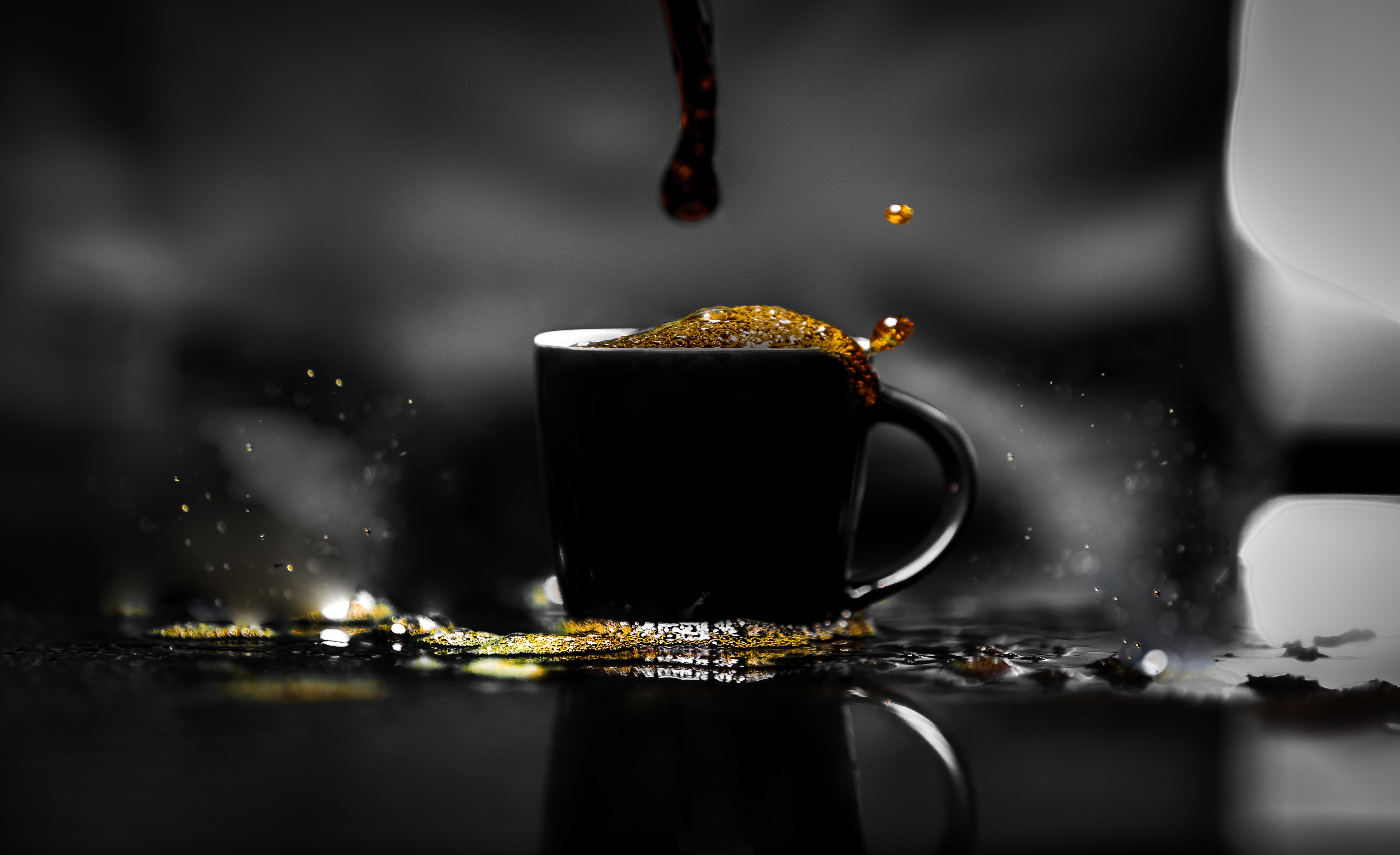 Кофе на темном фоне
