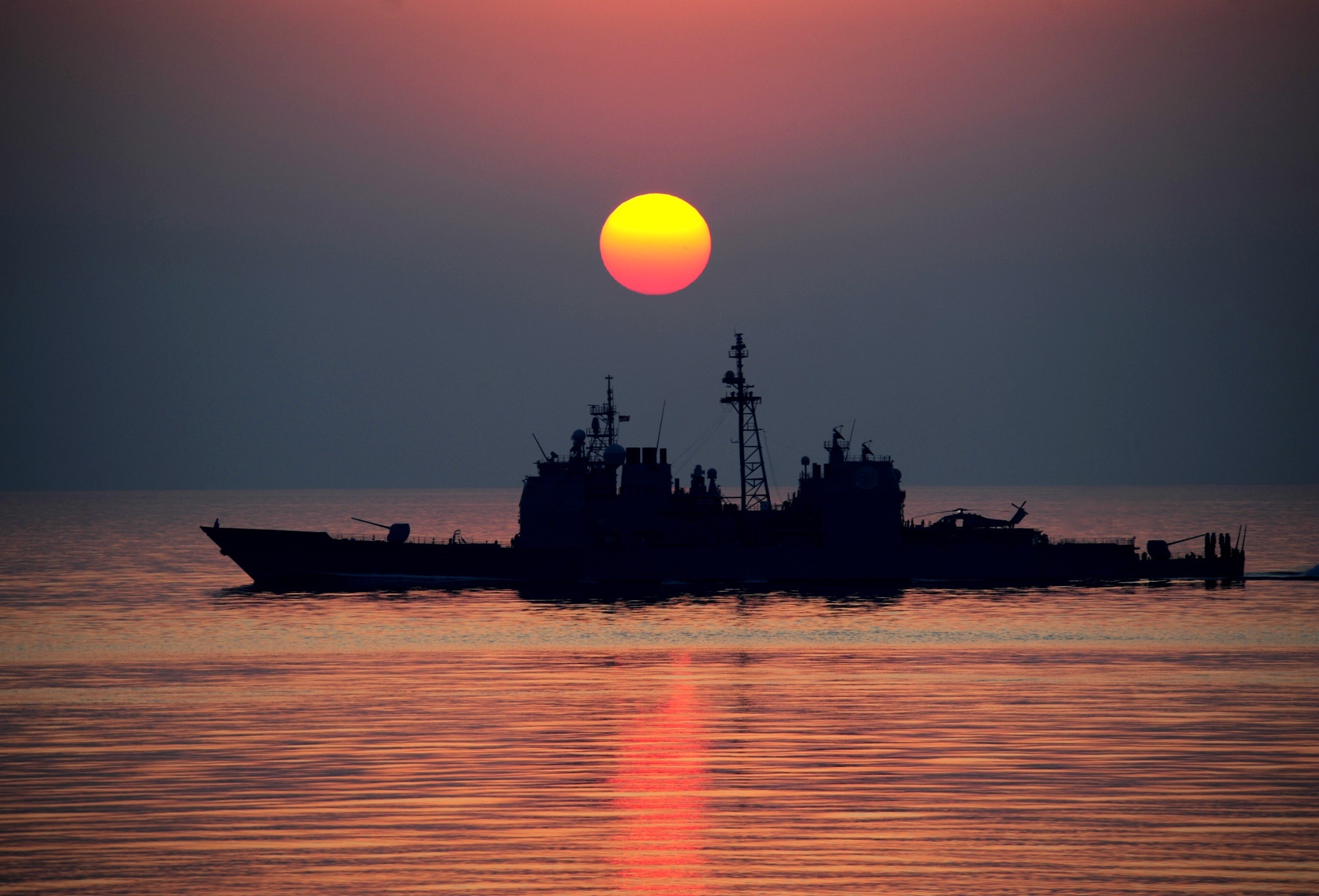 Военный корабль на закате