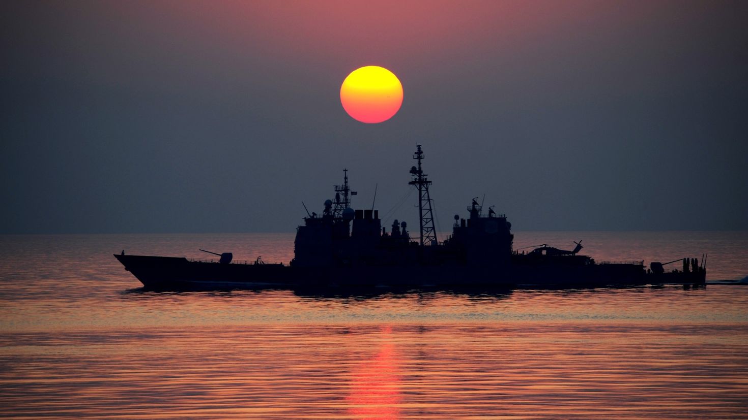 Управляемый корабль. Военный корабль на закате. Военный корабль в море. Военный корабль на фоне заката. Военный корабль рассвет.