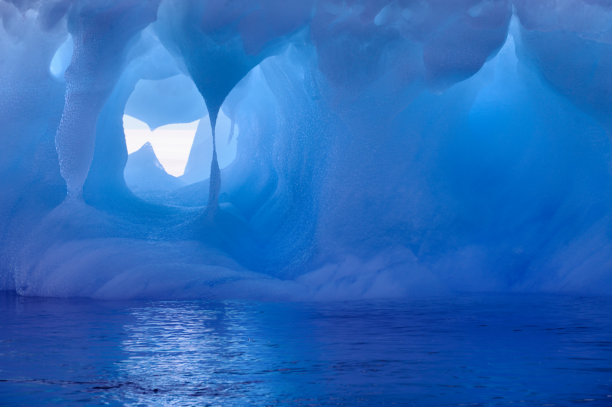電話スクリーンに最適な氷の洞窟の壁紙