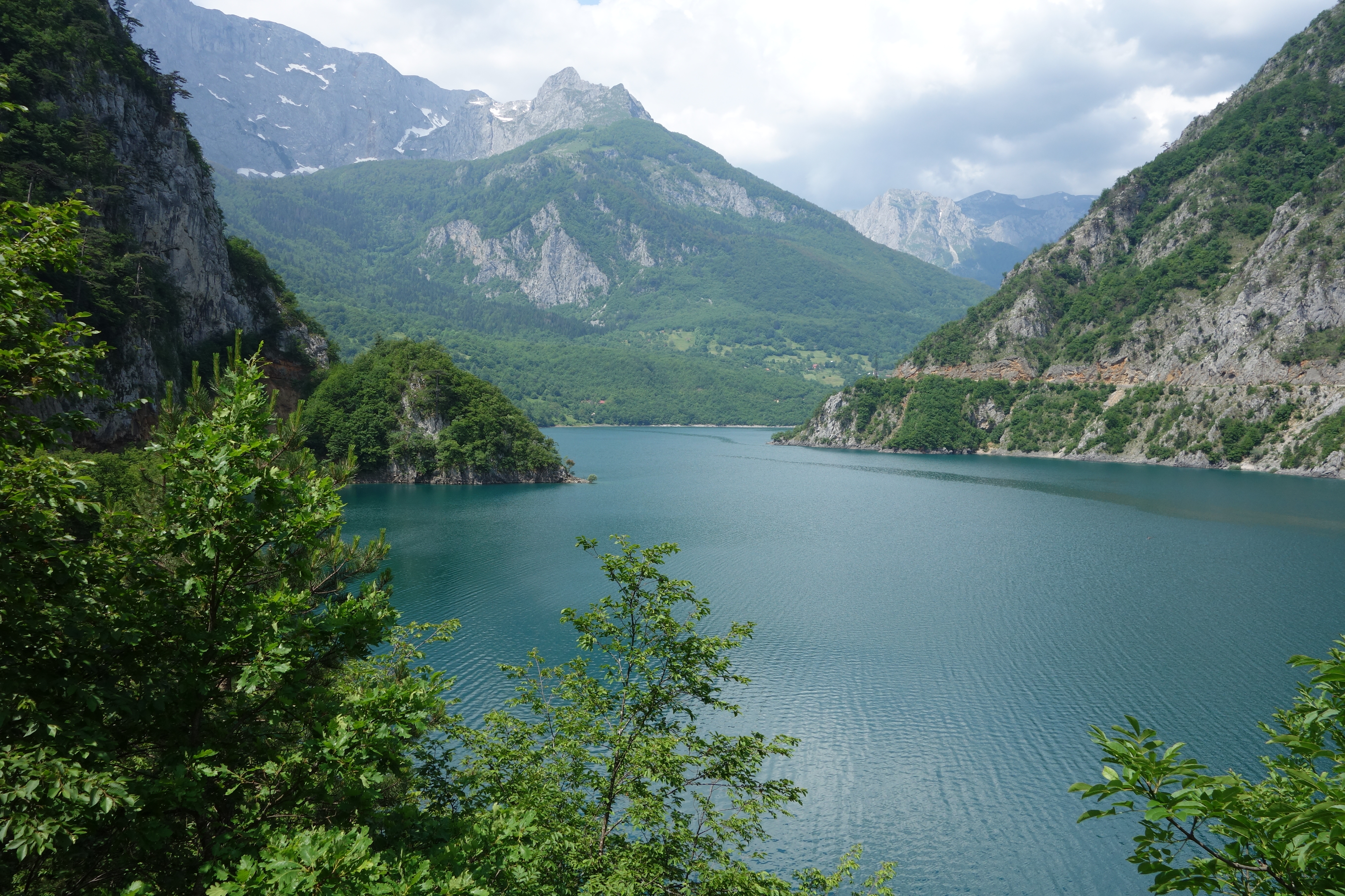 Абхазия северная осетия. Озеро Рица Абхазия. Озеро коз в Южной Осетии. Озеро КВЕДИ Южная Осетия. Минеральное озеро в ущелье реки Ардон Северная Осетия.