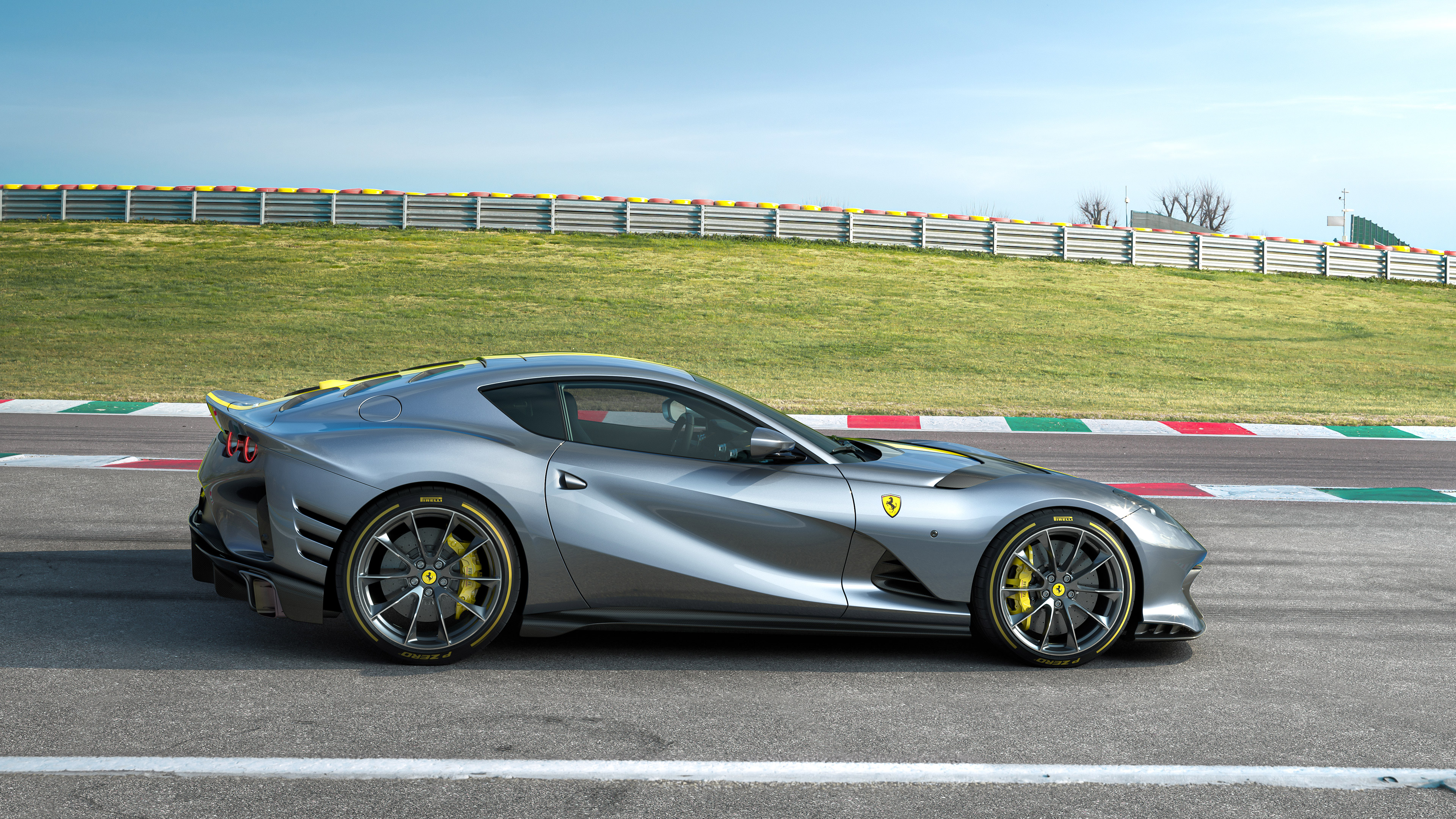 Ferrari 812 зелёная