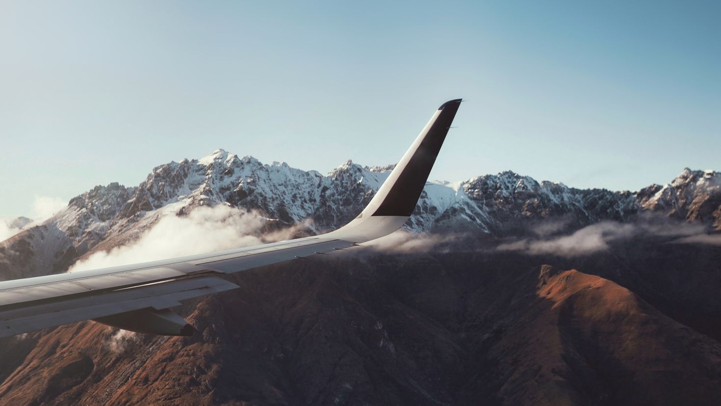 Mountain plane. Самолет в горах. Заставка на рабочий стол самолет. Крыло самолета. Самолет на фоне гор.