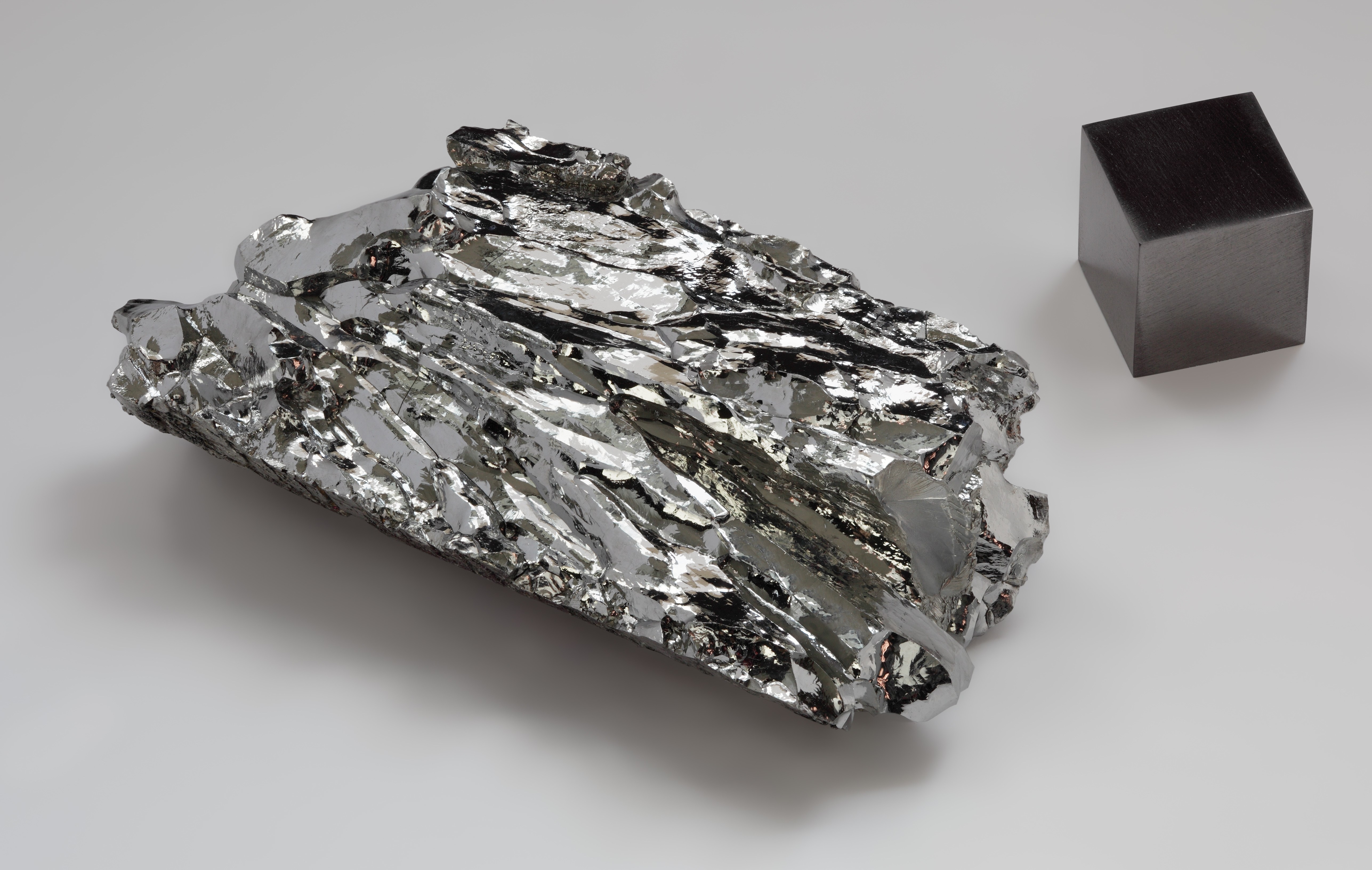 Углерод металлический элемент. Хром молибден вольфрам. Осмий металл самородок. Родий, палладий, осмий, иридий, рутений. Молибденит минерал.