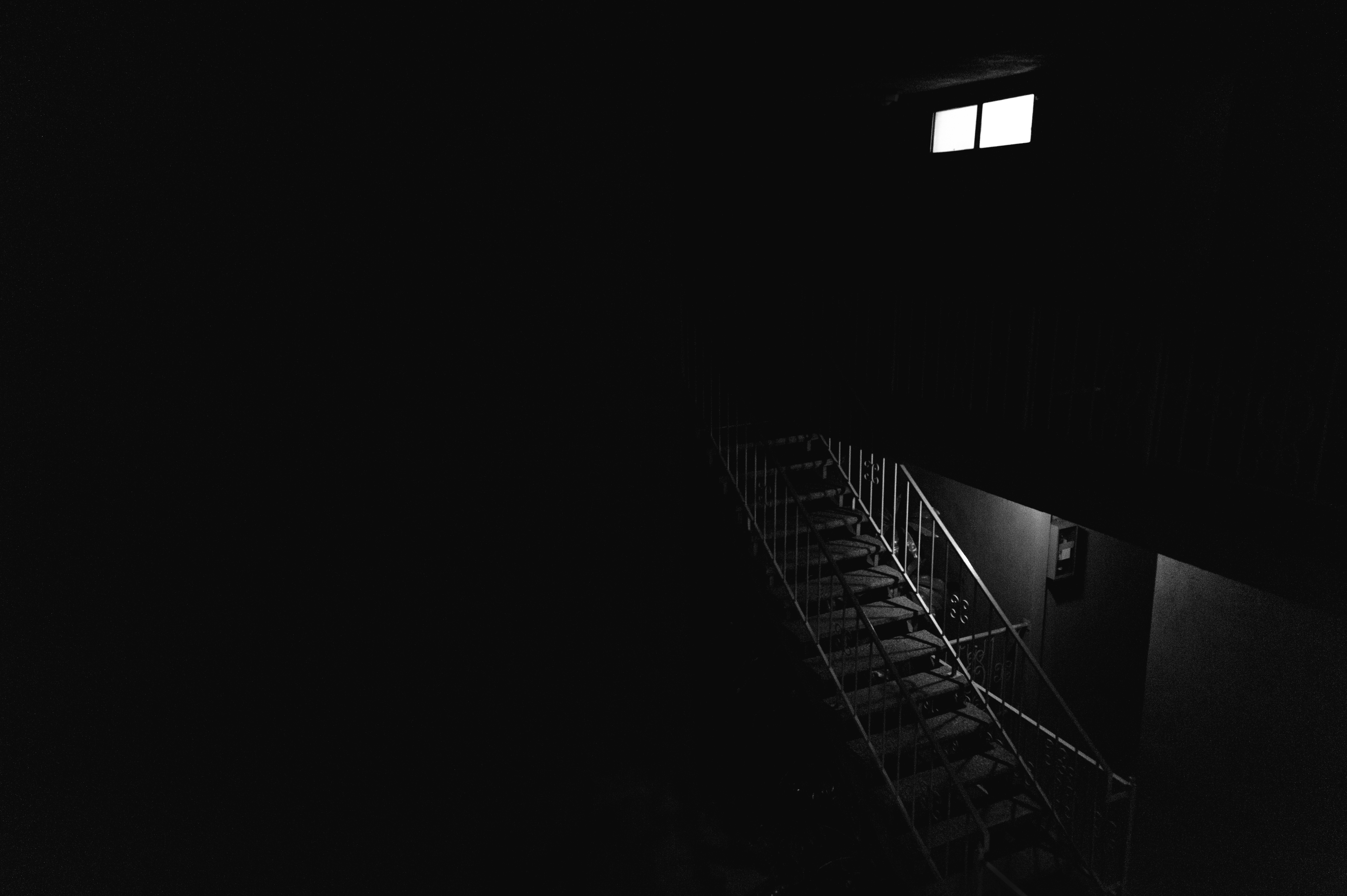 Темная лестница на темном фоне