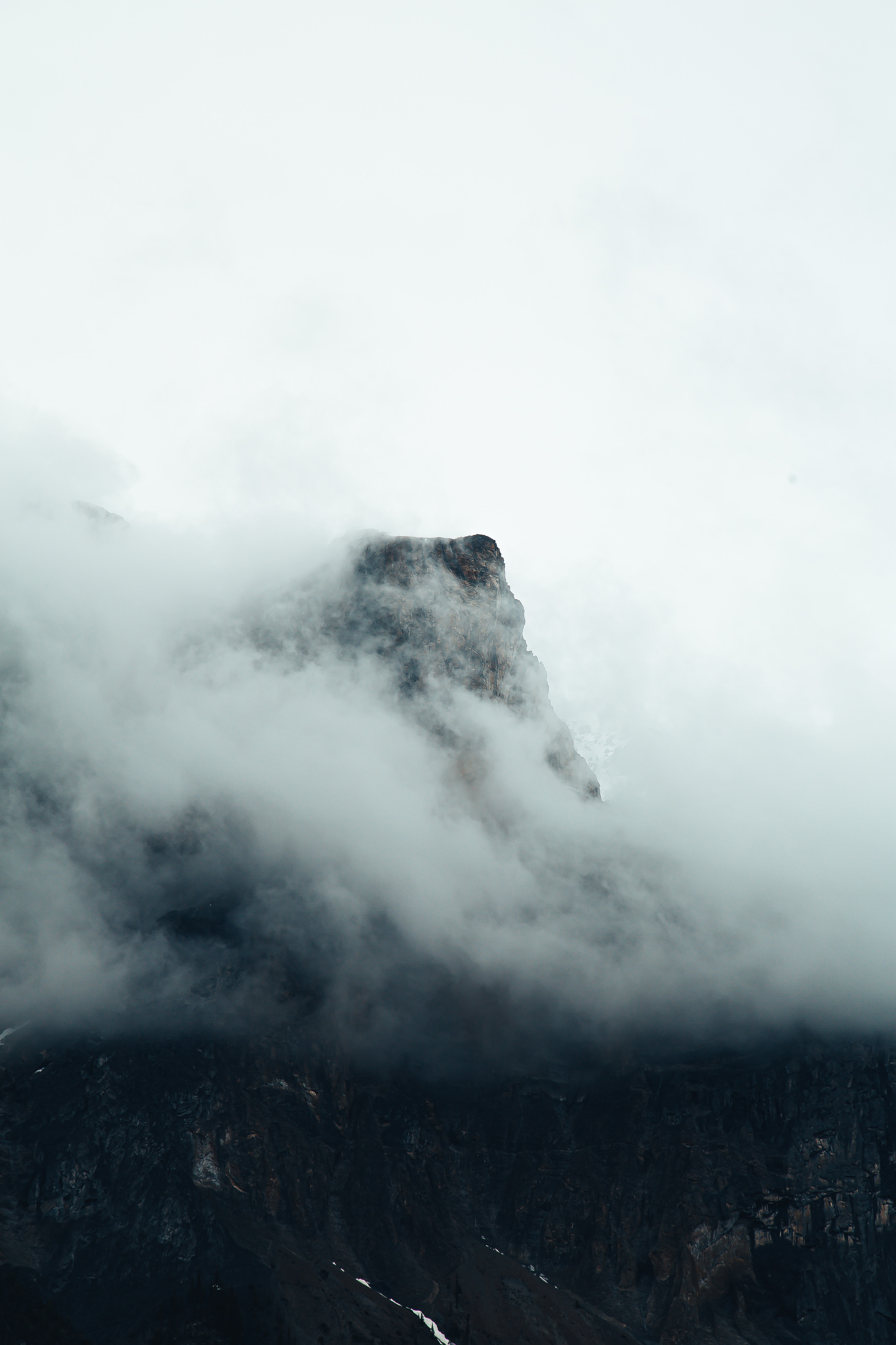Скачать обои бесплатно Скала, Вершина, Природа, Туман, Горы картинка на рабочий стол ПК