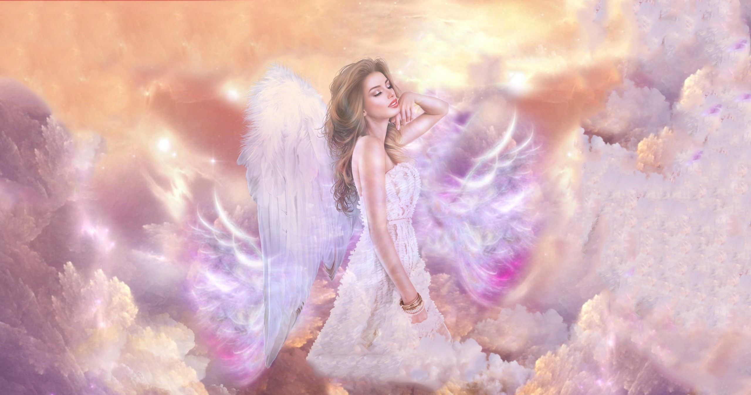 Девушка ангел на облаке