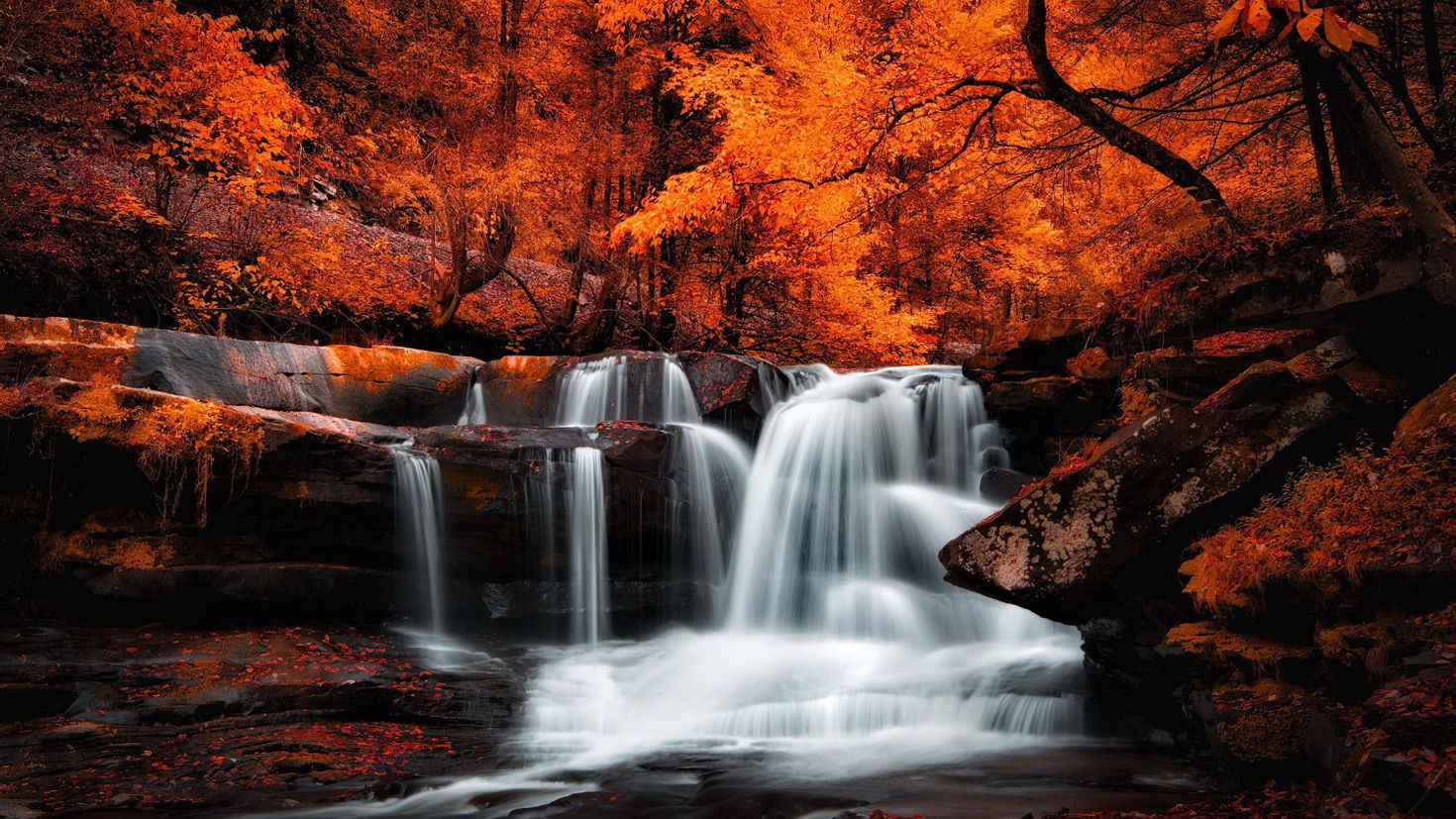 Изображения на рабочий стол компьютера. Природа. Красивая природа. Красивые пейзажи с водопадами. Осенний водопад.