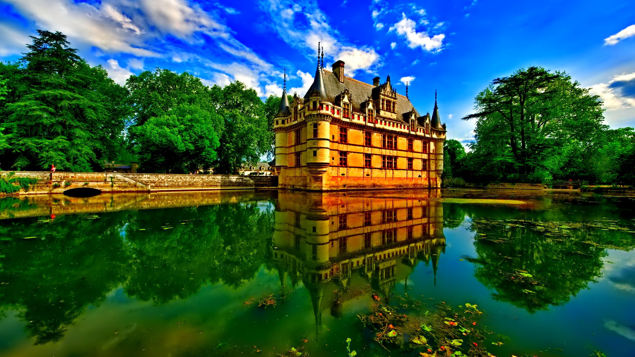 Замок у озера