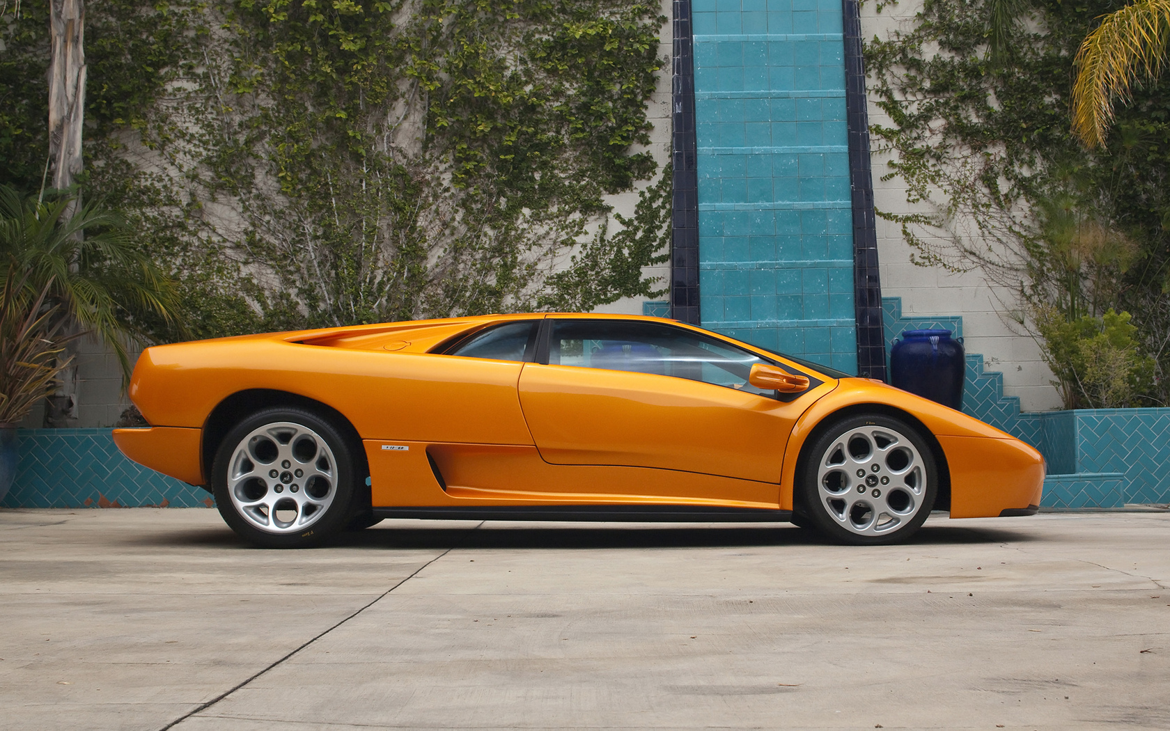 Lamborghini оранжевая 2000