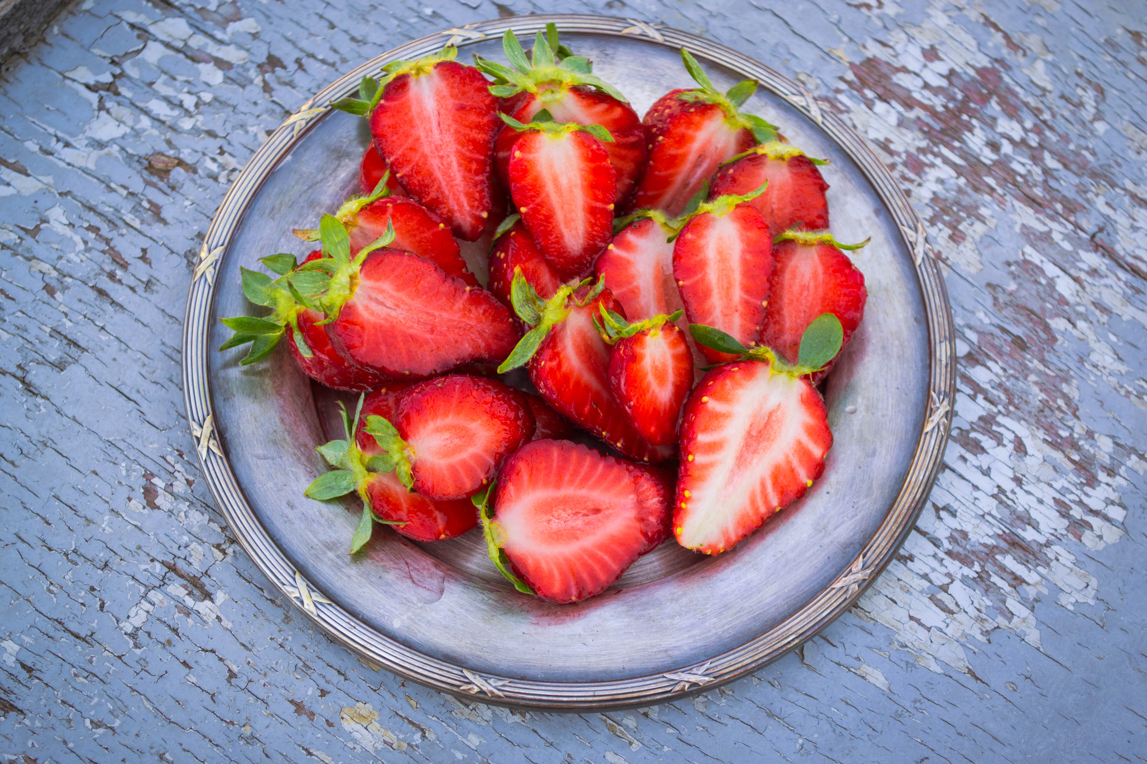 food, strawberry, berries, plate, ripe, slice, section
