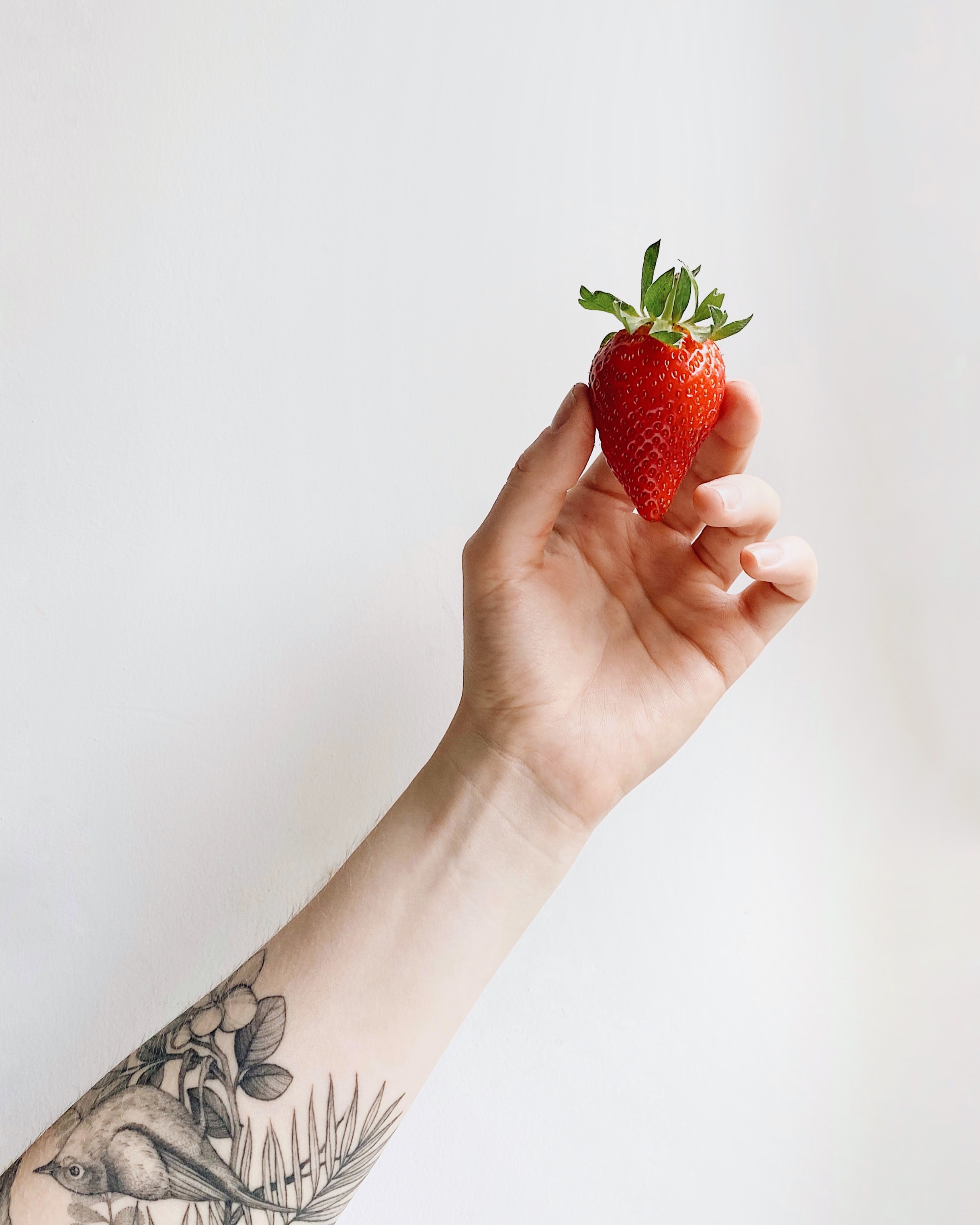 Laden Sie das Lebensmittel, Erdbeere, Hand, Tätowierung, Tattoo-Bild kostenlos auf Ihren PC-Desktop herunter