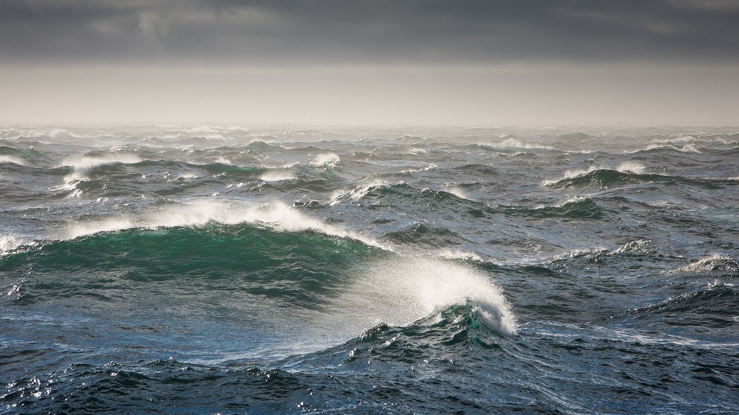 Открой 1 шторм. Берингово море шторм. Бискайский залив волны убийцы. Ледовитый океан шторм. Шторм волны в Берингово море.
