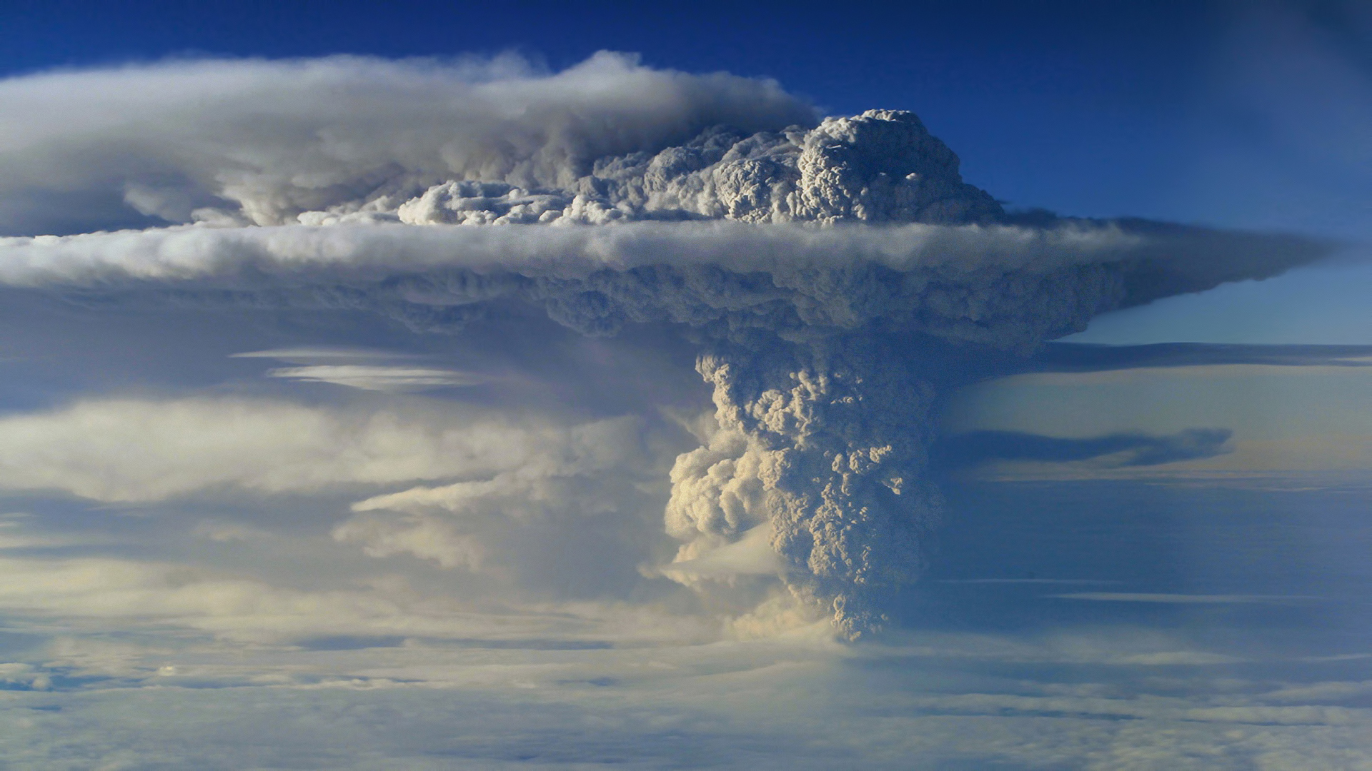 Извержение вулкана Пуйеуэ в Чили 2011