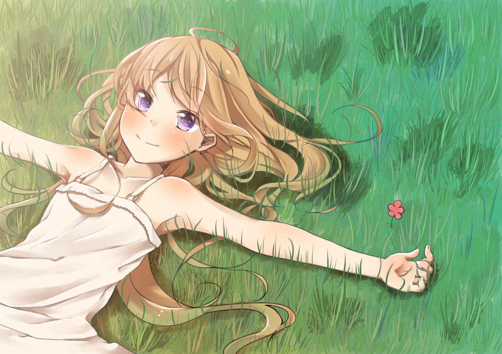 Аниме девушка на траве