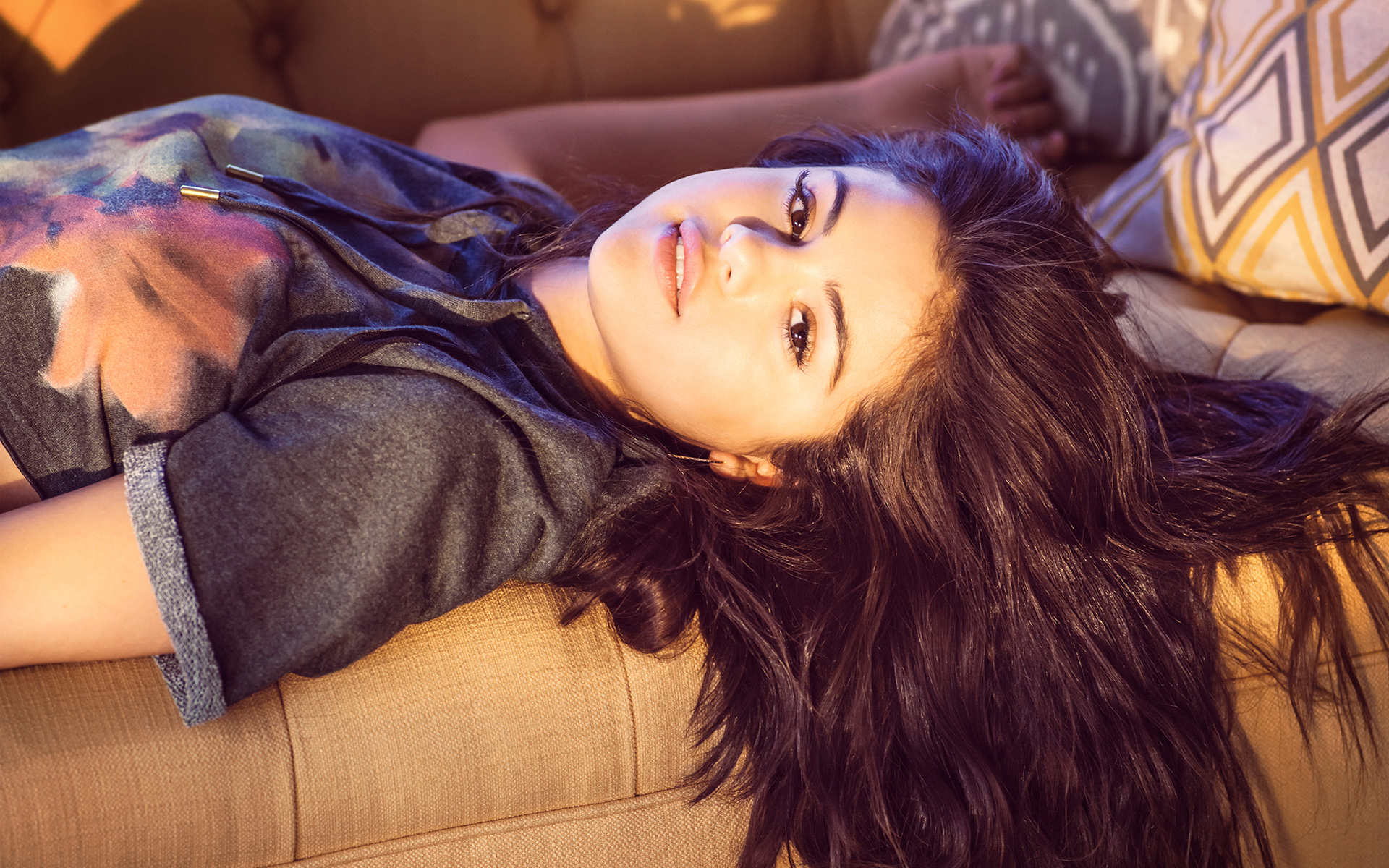  Selena Gomez Cellphone FHD pic