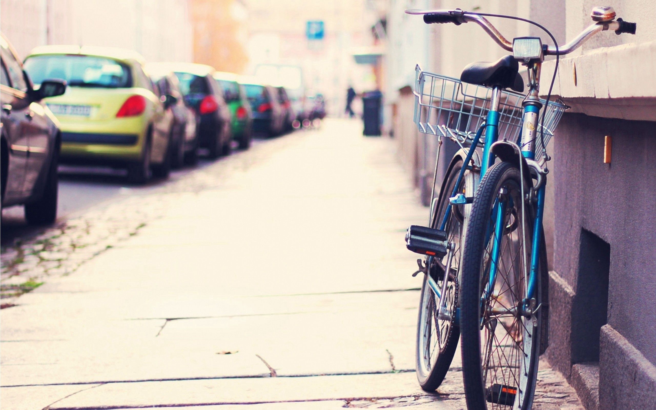 146518 скачать картинку велосипед, автомобили, города, улица, стоянка, тротуар - обои и заставки бесплатно