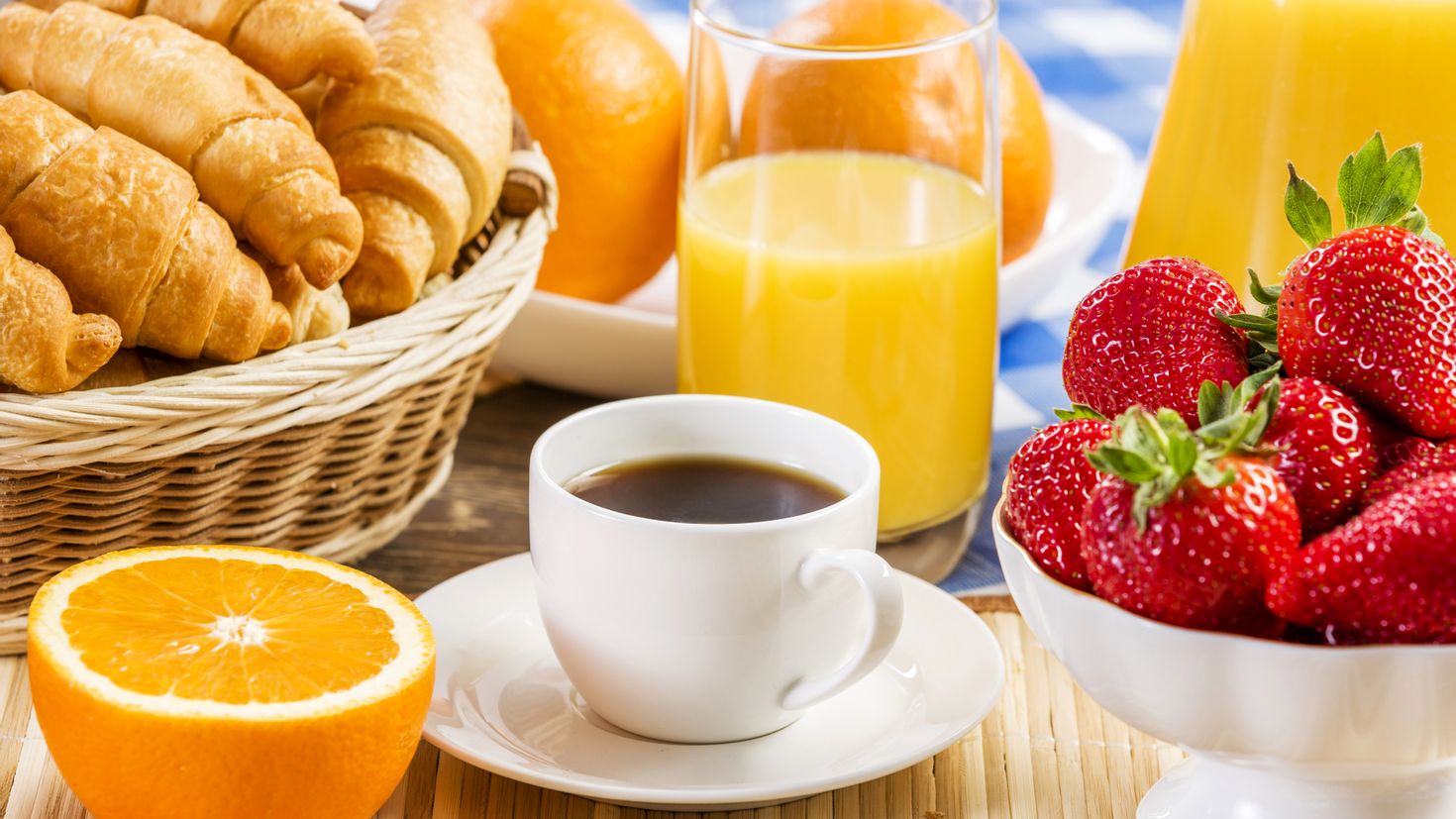 Апельсиновый сок на завтрак. Кофе с апельсиновым соком. Завтрак с кофе. Завтрак с апельсиновым соком. Чай сок.
