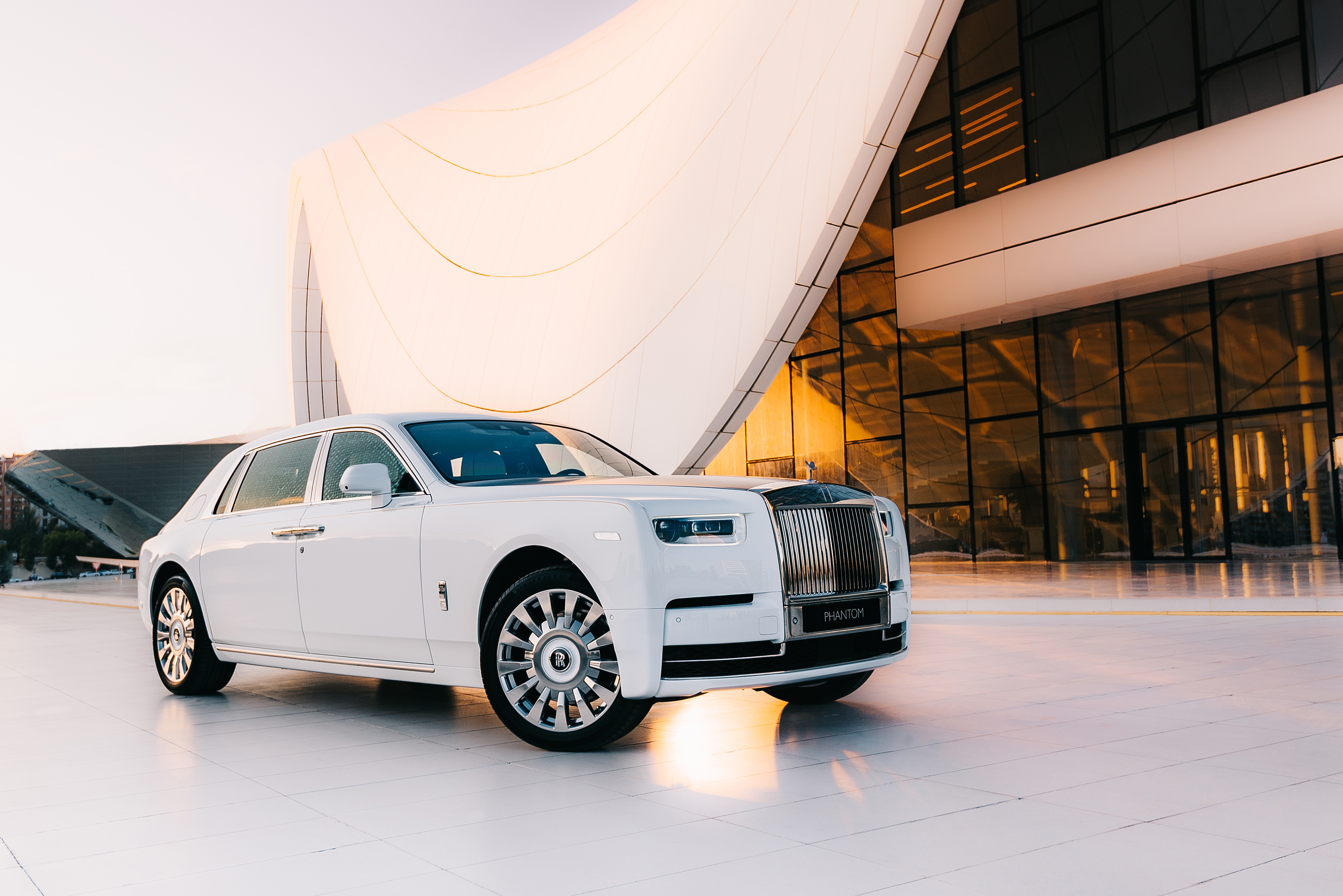 Белый роллс. Rolls Royce Phantom 2020. Rolls Royce Phantom 2019. Роллс Ройс Фантом 2022 белый. Rolls Royce Phantom белый.