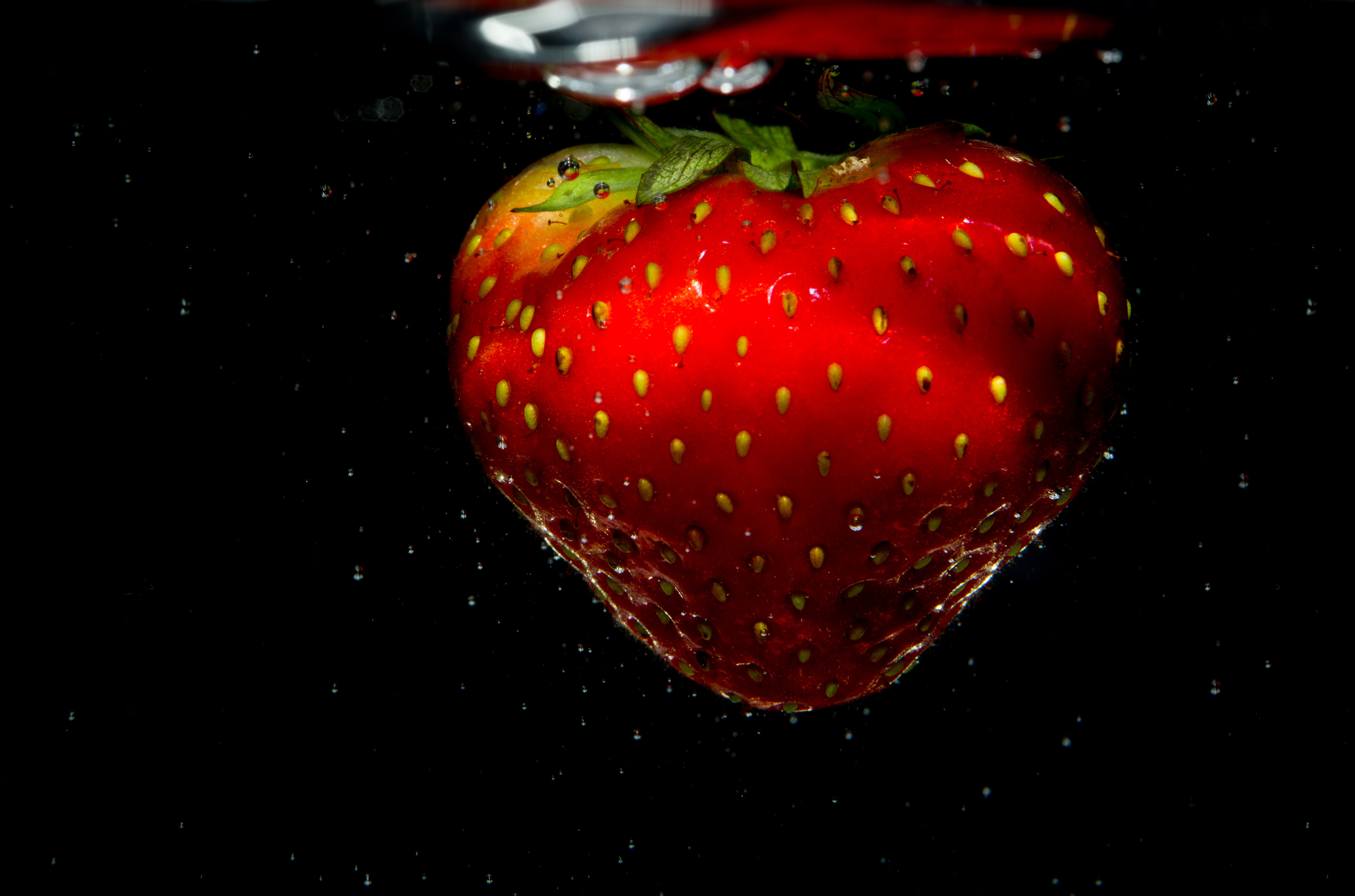 Laden Sie das Beere, Erdbeere, Makro, Nahaufnahme, Wasser-Bild kostenlos auf Ihren PC-Desktop herunter