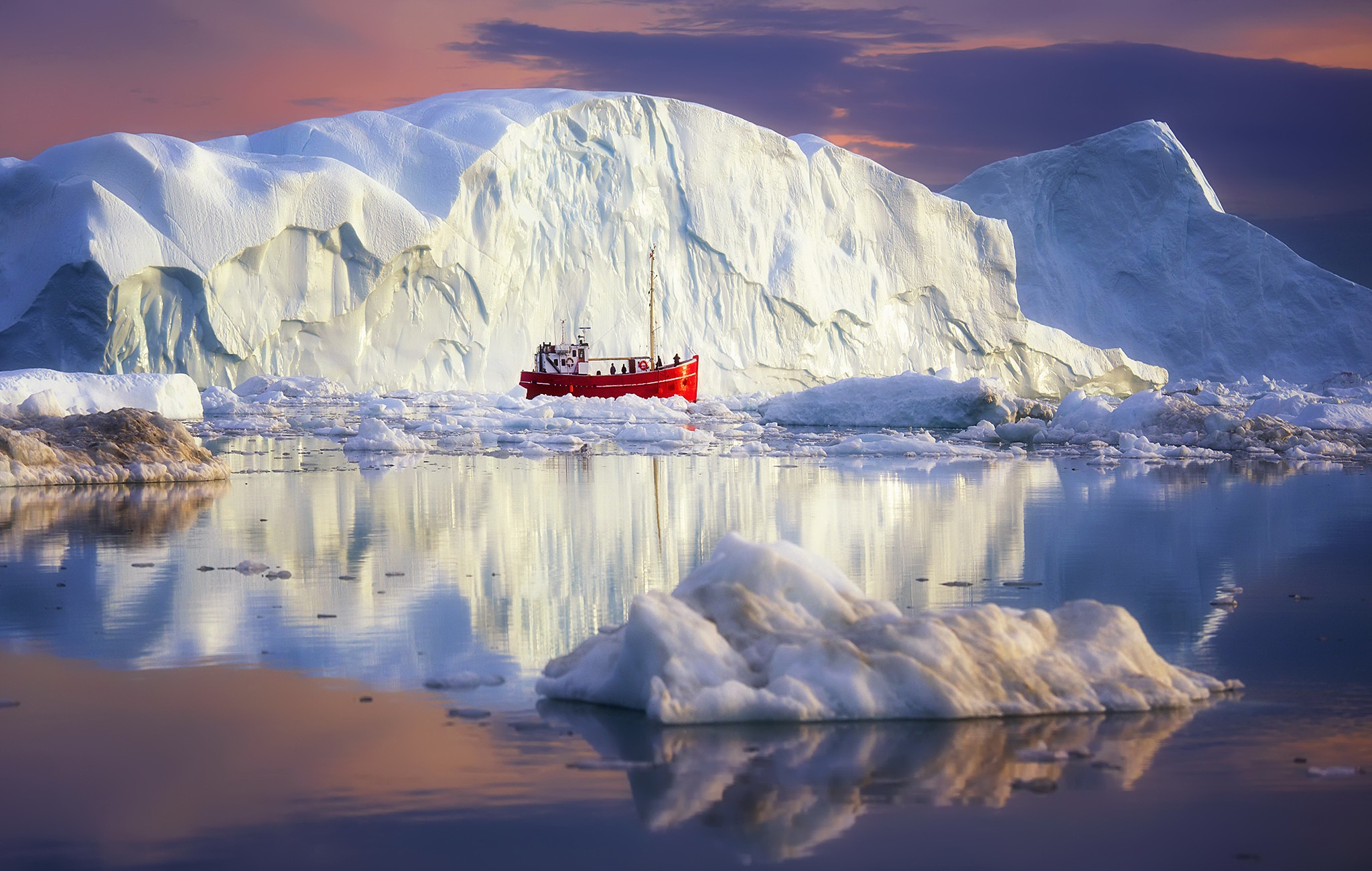 1001139 скачать картинку айсберг, транспортные средства, судно, арктический, гренландия, отражение - обои и заставки бесплатно