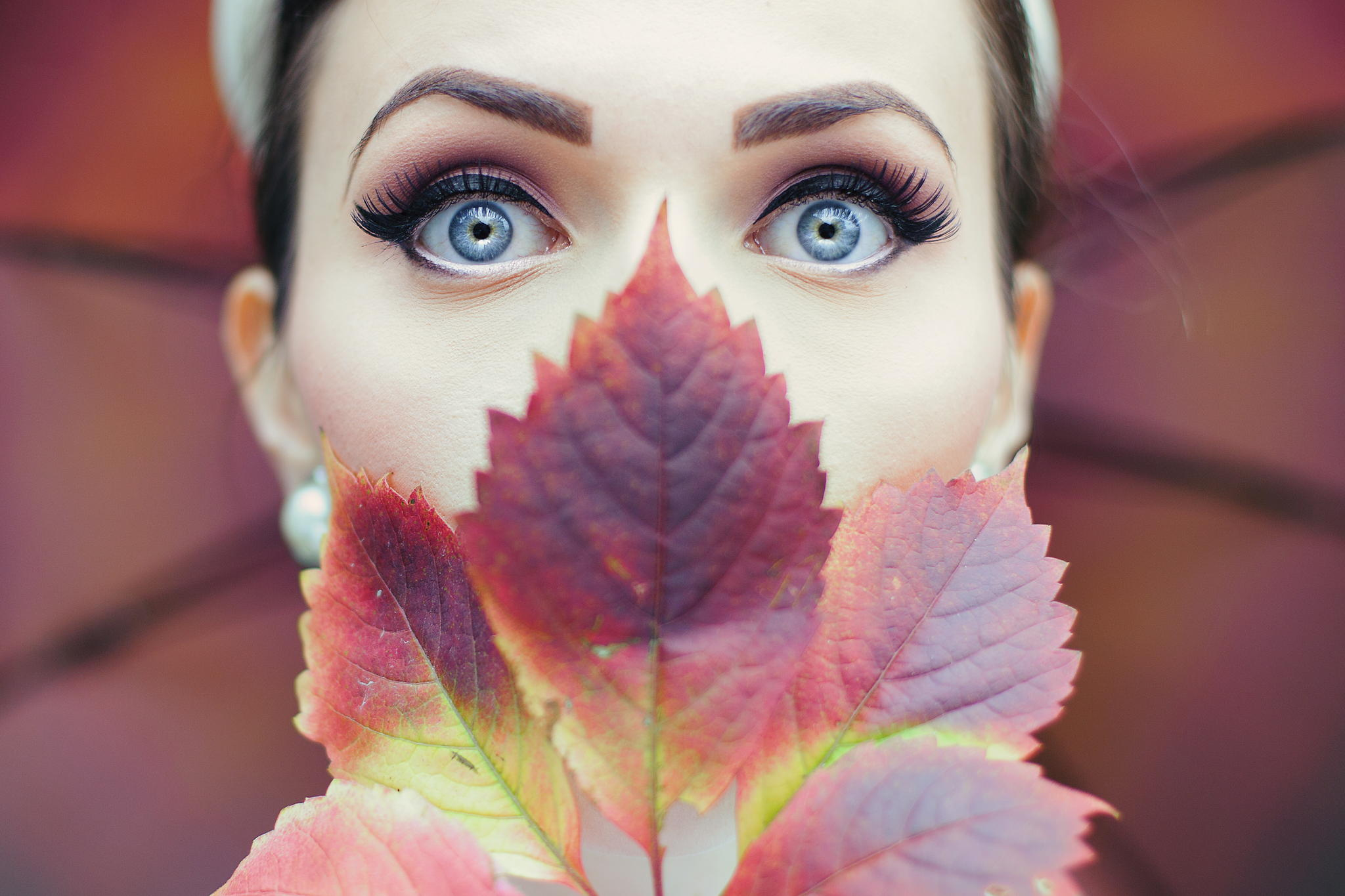 Осенний макияж с листьями