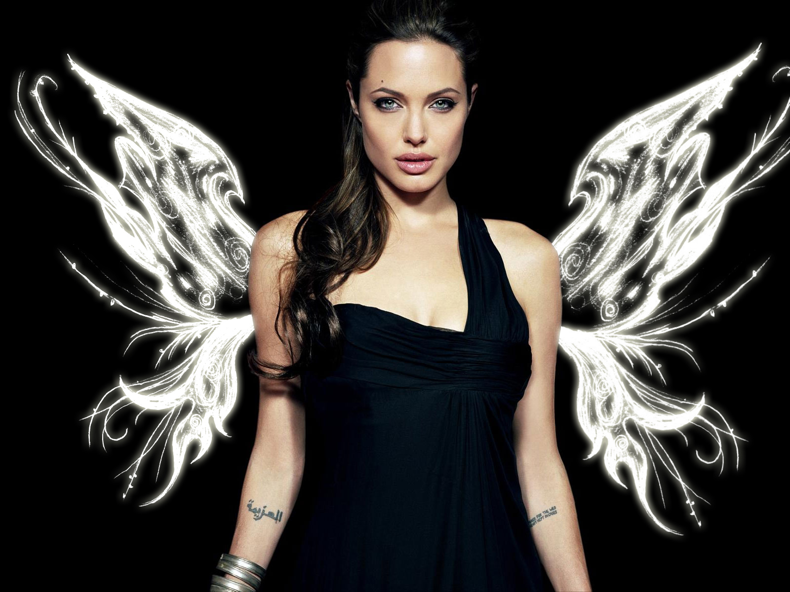 Анджелина Джоли с крыльями