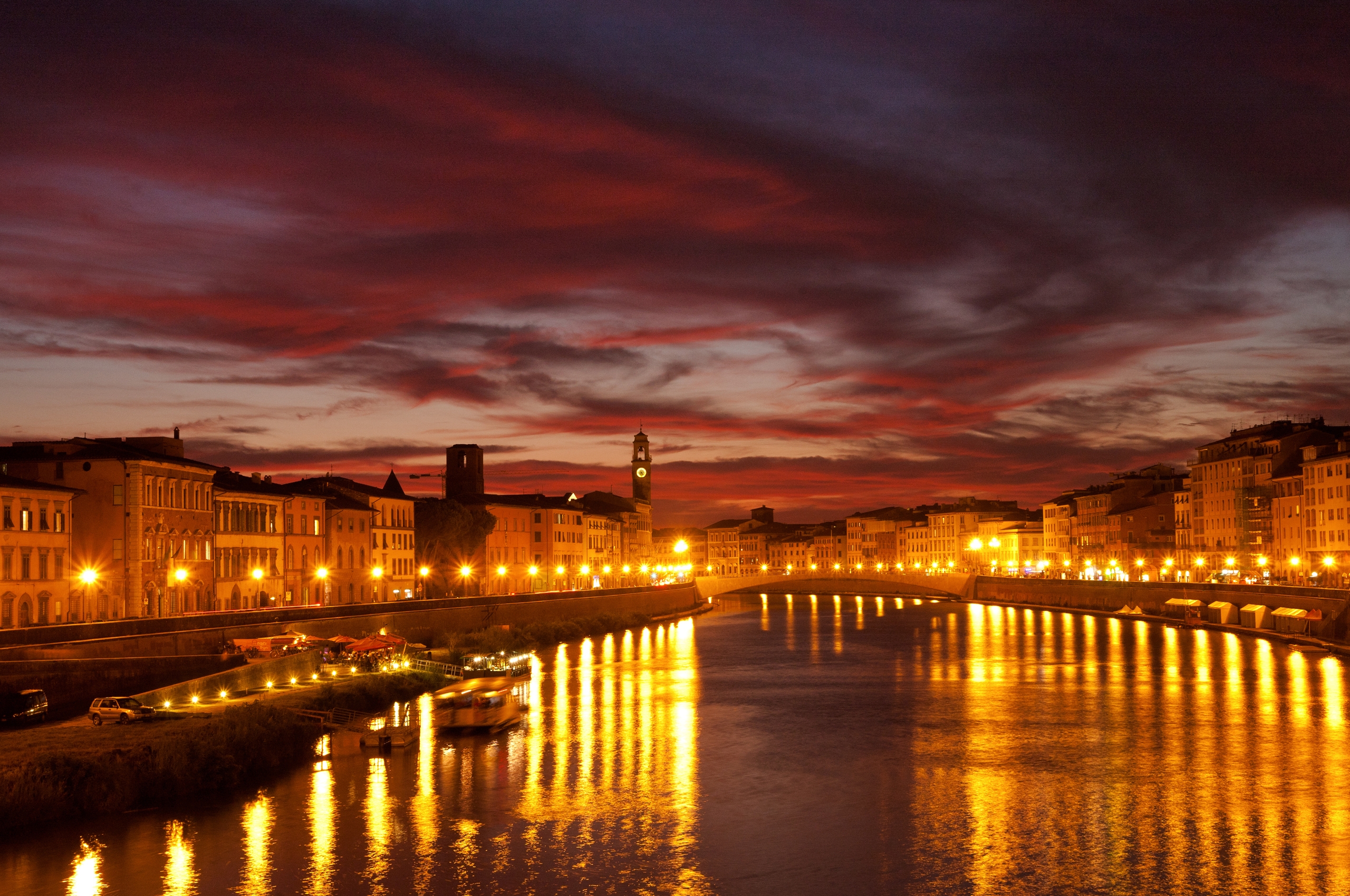 Скачать картинку Канал, Город, Огни, Ночь, Города, Венеция в телефон бесплатно.