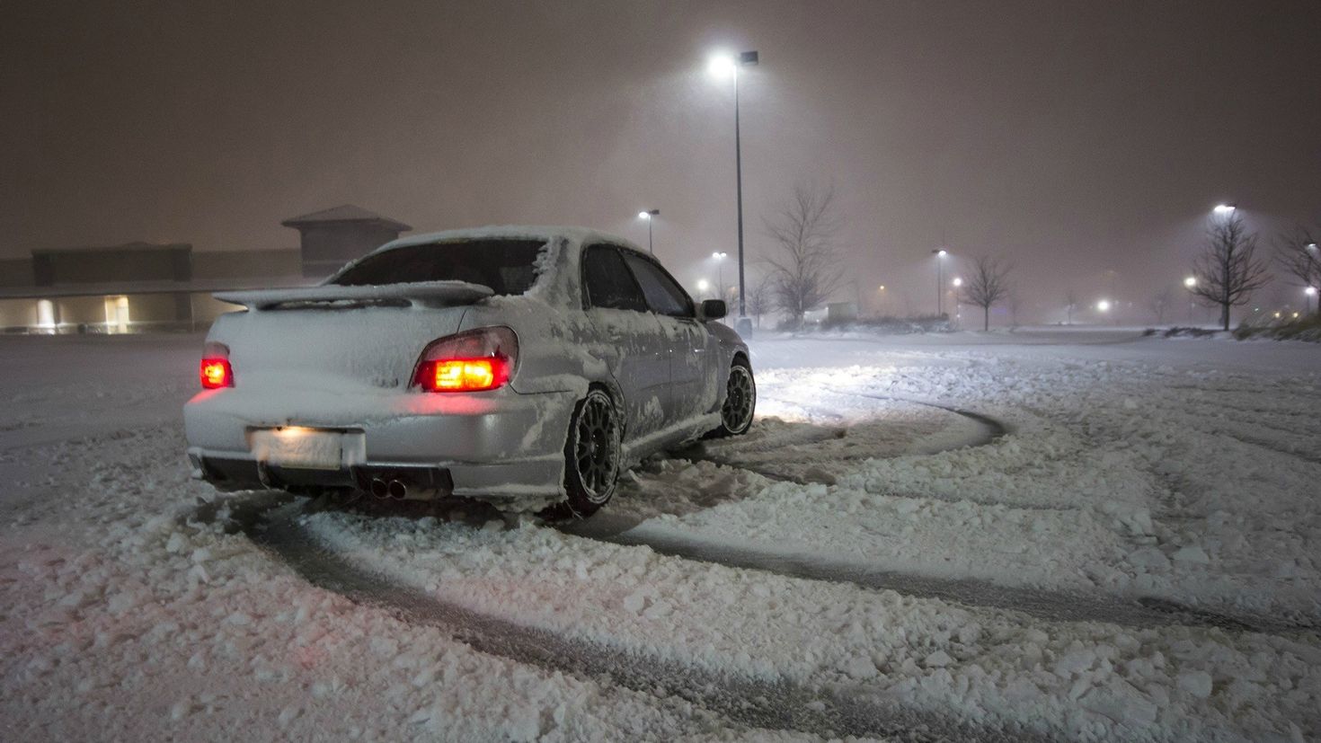 Subaru Impreza WRX STI черный зимой