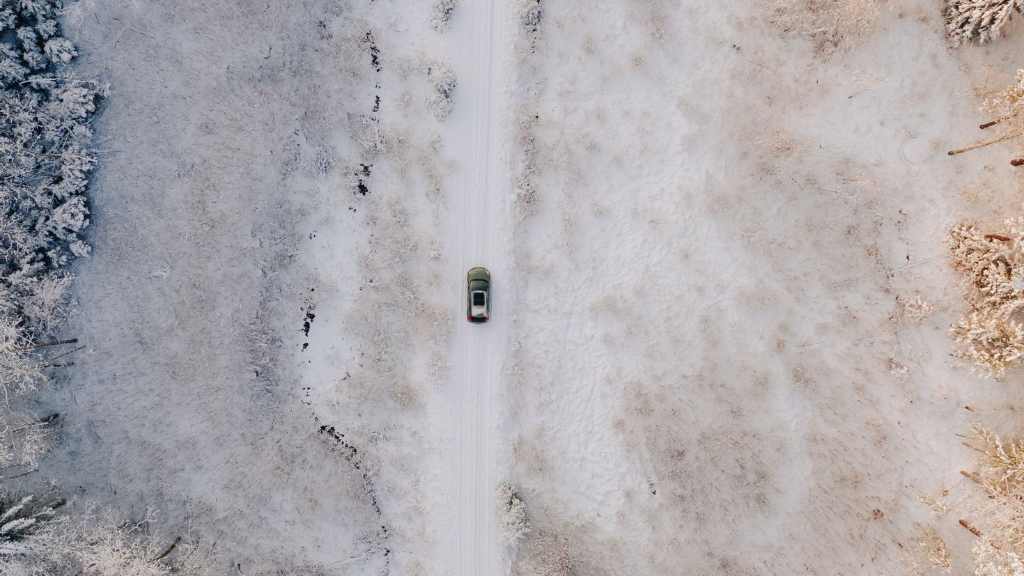 Фото снега сверху. Снежная дорога сверху. Снежная дорога вид сверху. Зимняя дорога вид сверху. Дорога сверху зима.